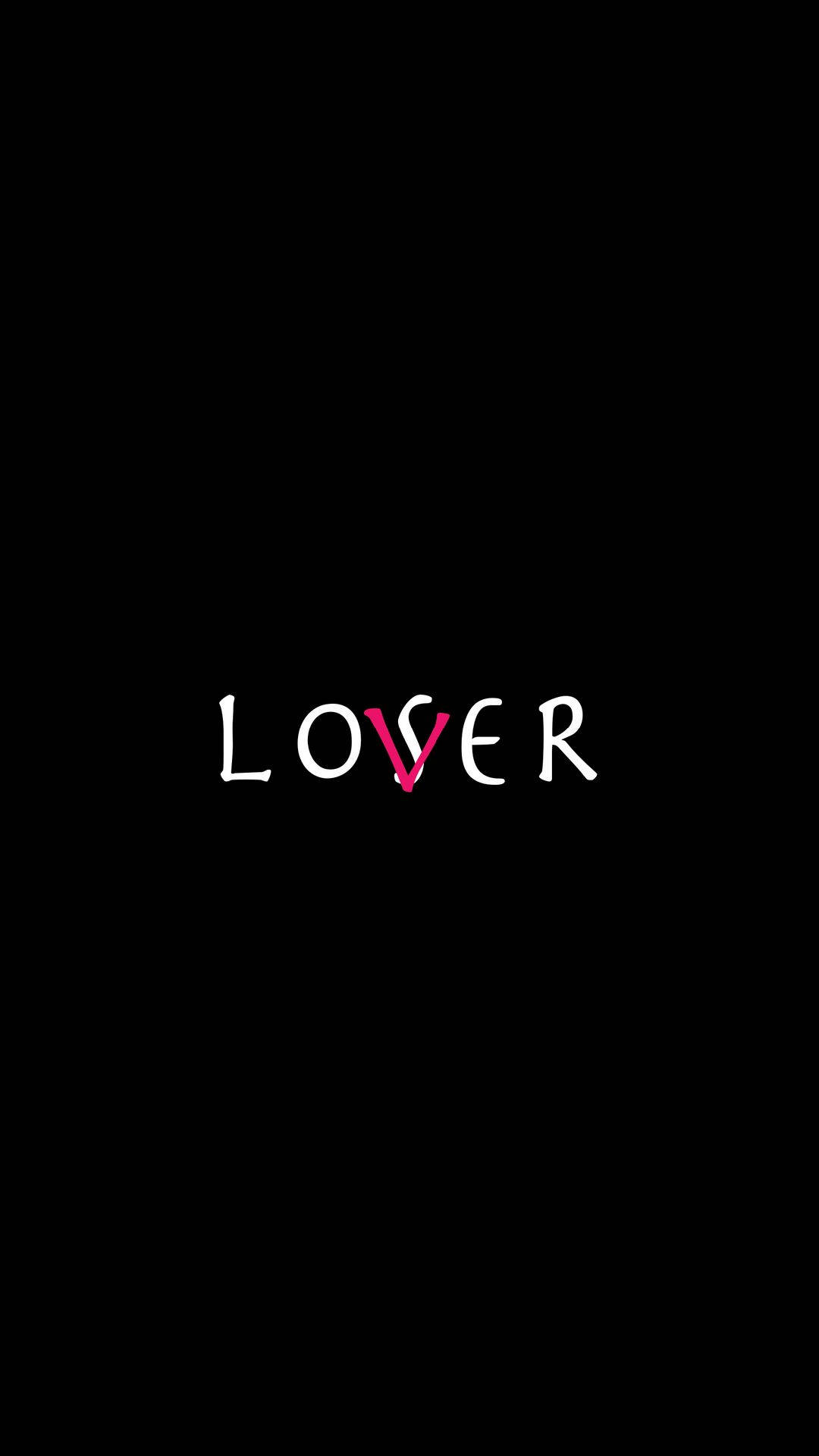 Quote 桌布 壁紙 — 白色和粉紅色字體的「LOVER」一詞居中顯示在純黑色背景上。