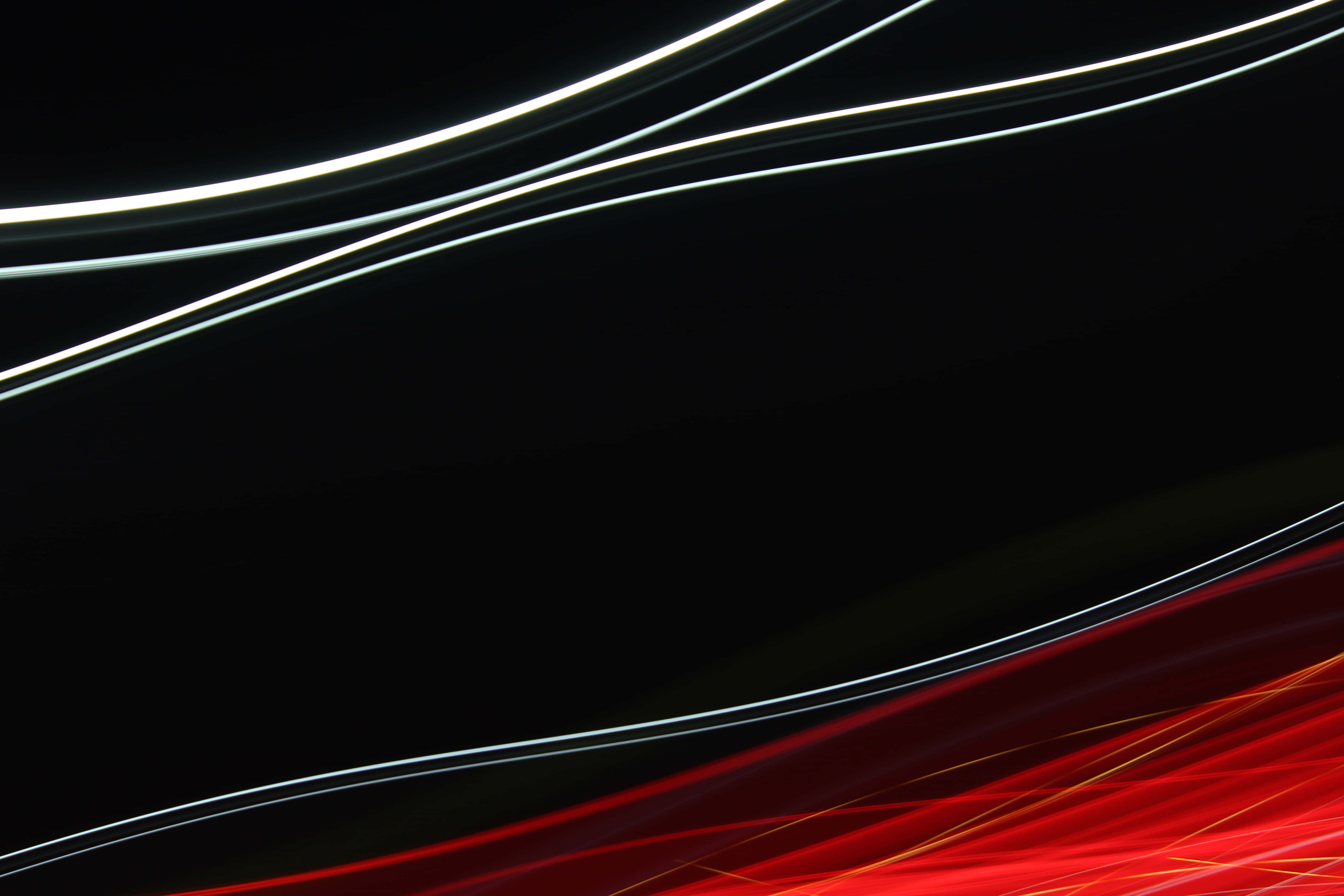 Red White And Black Abstract 桌布 壁紙 — 白色和紅色的動態光條在深黑色背景上彎曲，營造出運動和能量的感覺。