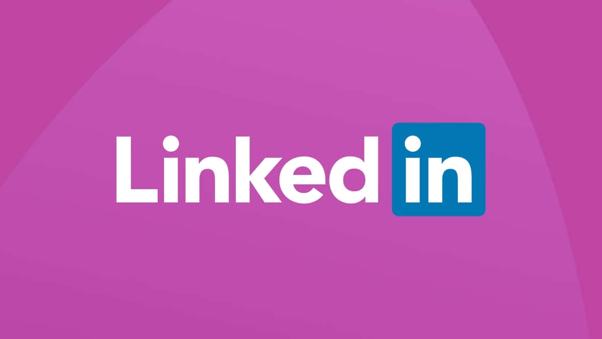 Linkedin Logo 桌布 壁紙 — 白色和藍色的LinkedIn標誌居中於充滿活力的漸變紫色背景上。