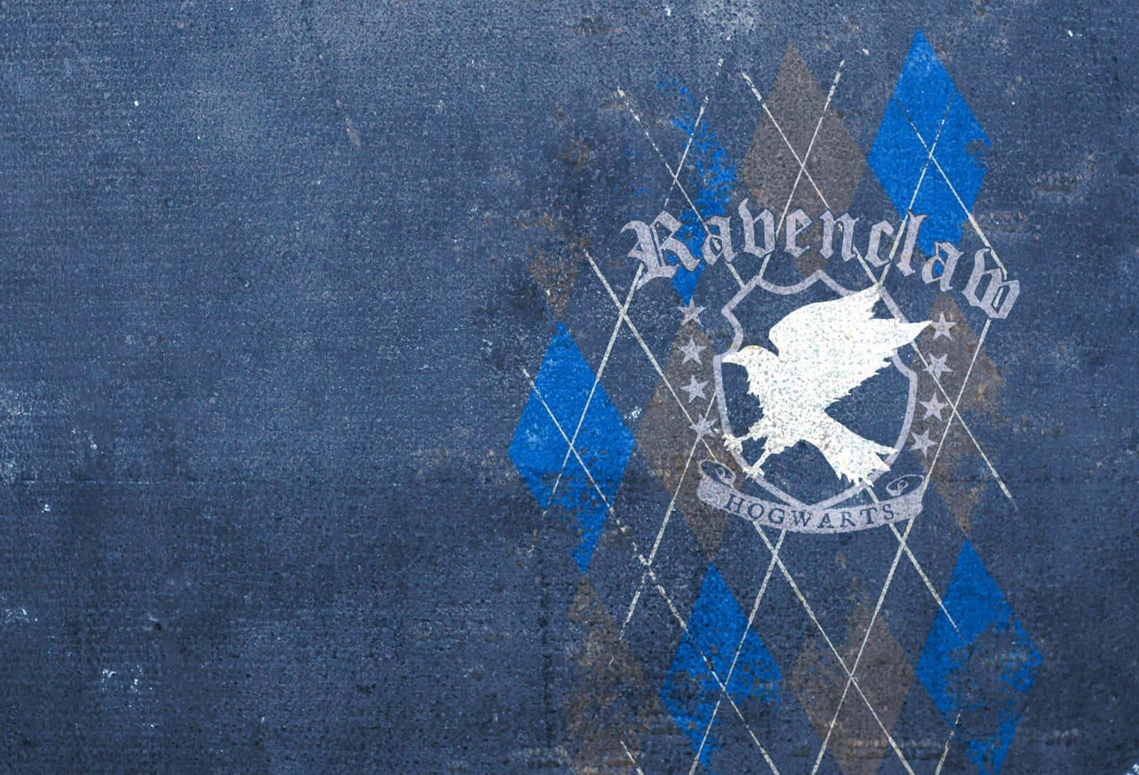 Harry Potter Ravenclaw 桌布 壁紙 — 白色和藍色菱形圖案的雷文克勞霍格華茲徽章，位於有紋理的深藍色牆壁上。