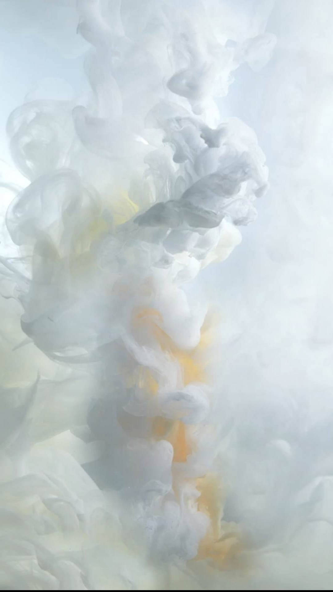 白色 桌布 壁紙 — 白色和金色墨水的異想天開漩渦在柔和空靈的液體介質中漂浮和融合。
