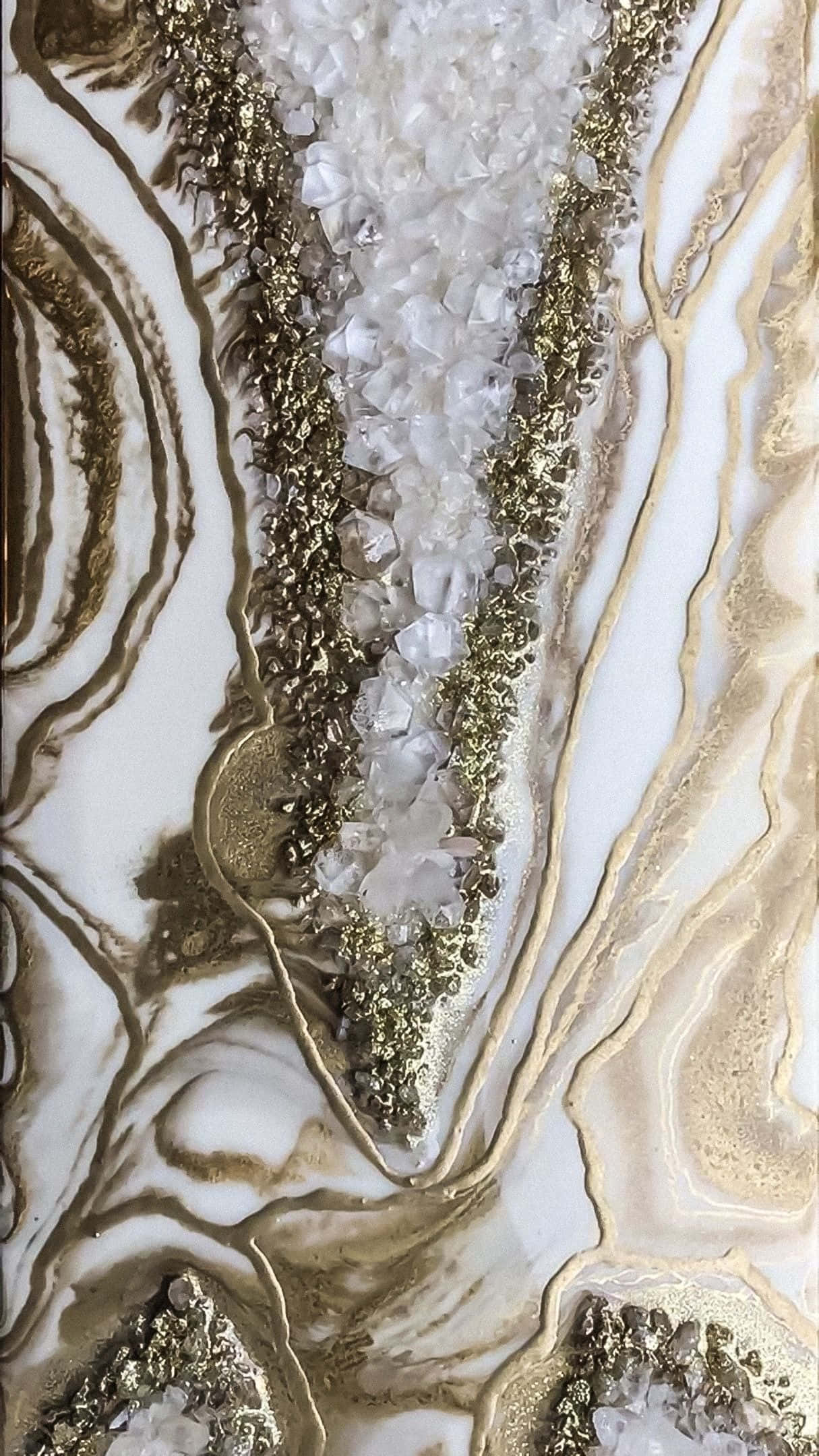 Silver Aesthetic iPhone 桌布 壁紙 — 白色和金色晶洞的特寫，帶有閃閃發光的晶體結構和漩渦樹脂圖案。