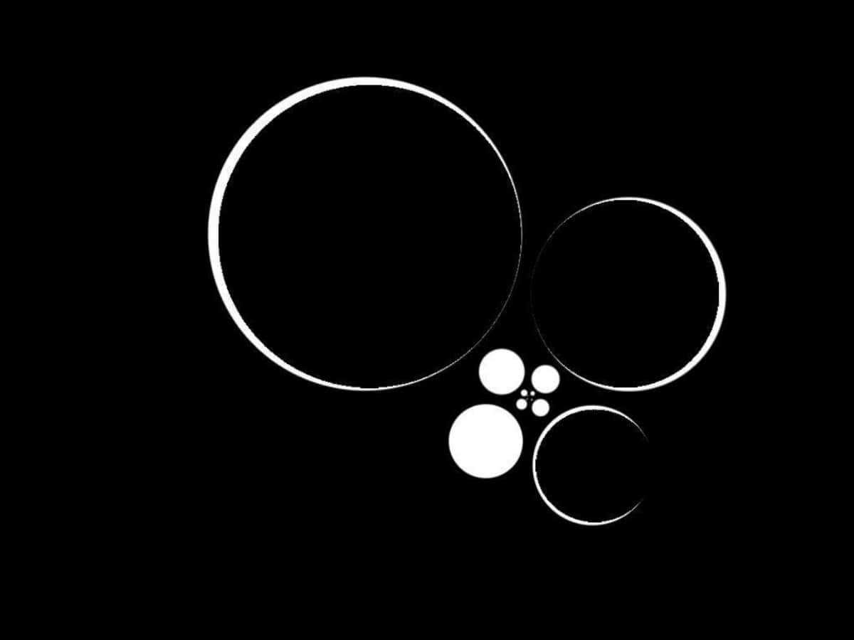 Cool Black And White 桌布 壁紙 — 白色圓形和弧線在純黑背景上漂浮的極簡抽象構圖。
