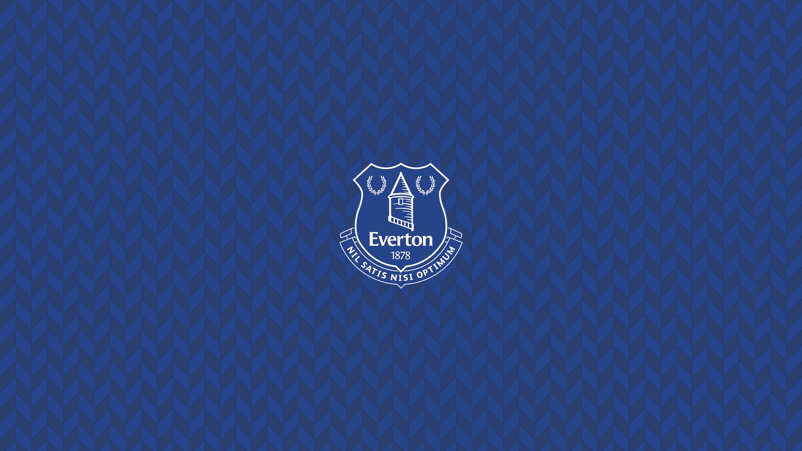 Everton 桌布 壁紙 — 白色埃弗頓足球俱樂部徽章置於有紋理的藍色人字形圖案背景中央。