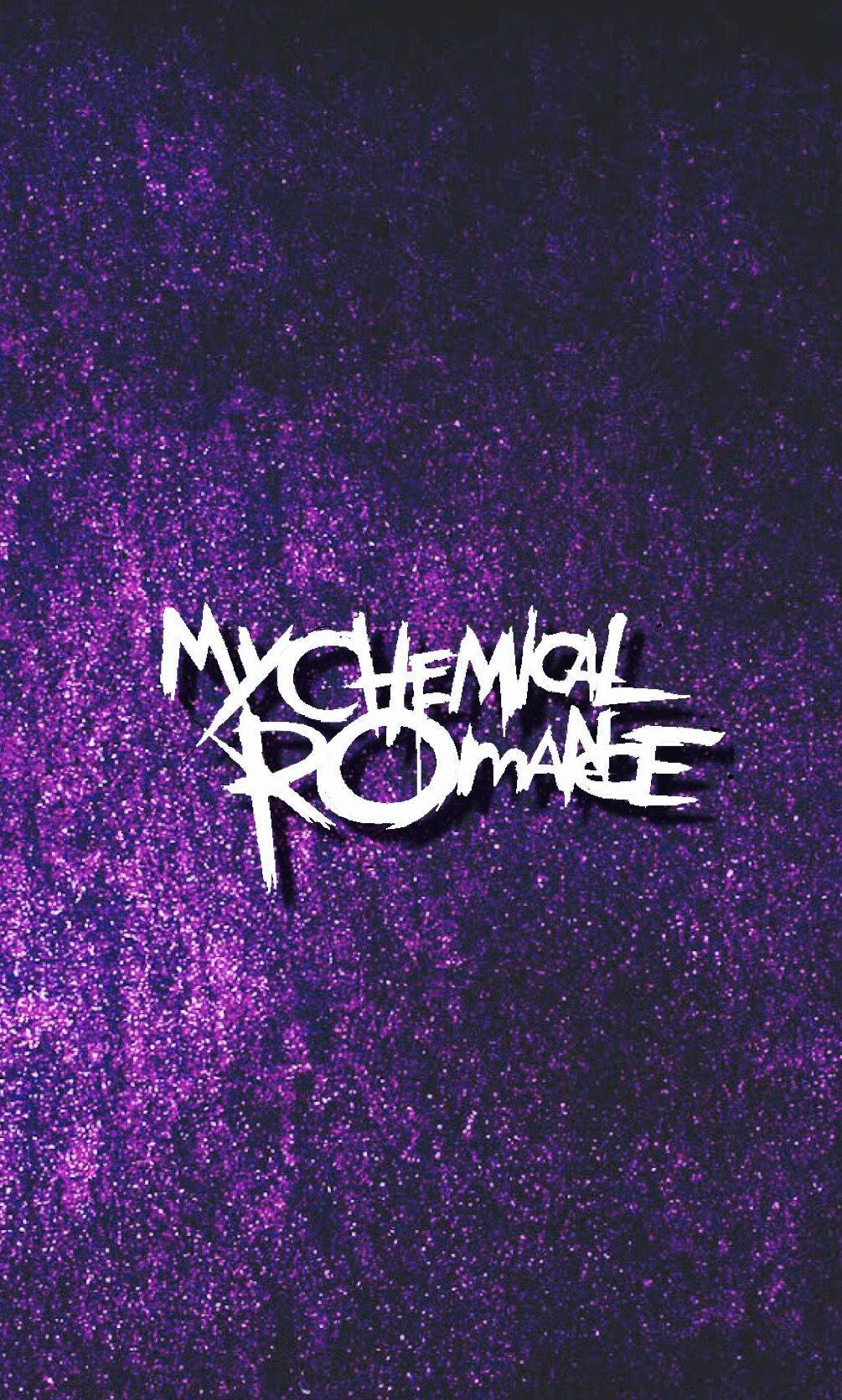 音樂 桌布 壁紙 — 白色塗鴉風格文字「My Chemical Romance」在閃爍的紫色亮粉背景上格外突出。