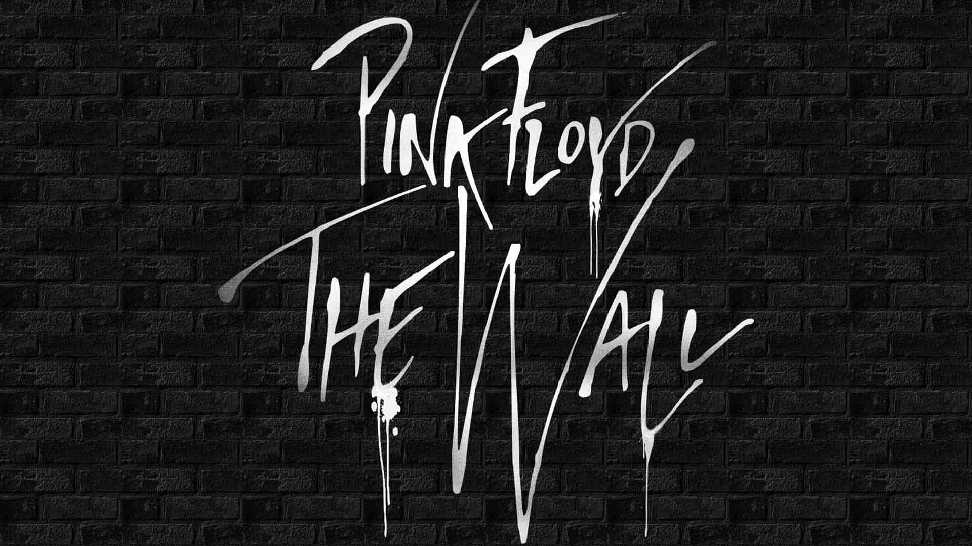 桌布 壁紙 — 白色塗鴉風格文字寫著 Pink Floyd The Wall，沿著深色紋理磚牆滴落。