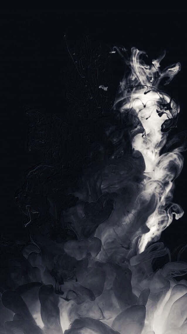 Black Smoke 桌布 壁紙 — 白色墨水的戲劇性漩渦在深黑色背景中溶解，創造出空靈的抽象形態。
