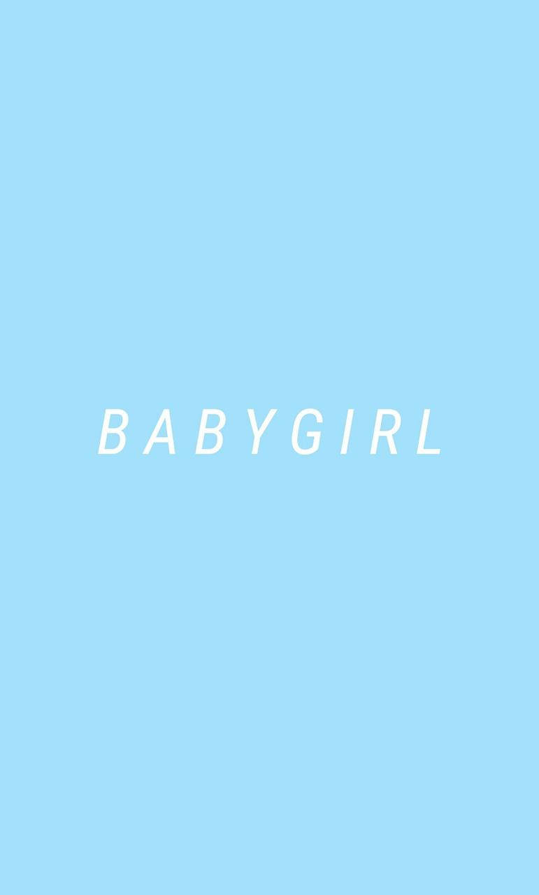 Aesthetic Baby Blue 桌布 壁紙 — 白色大寫字母「BABYGIRL」置中於純淺藍色背景上。