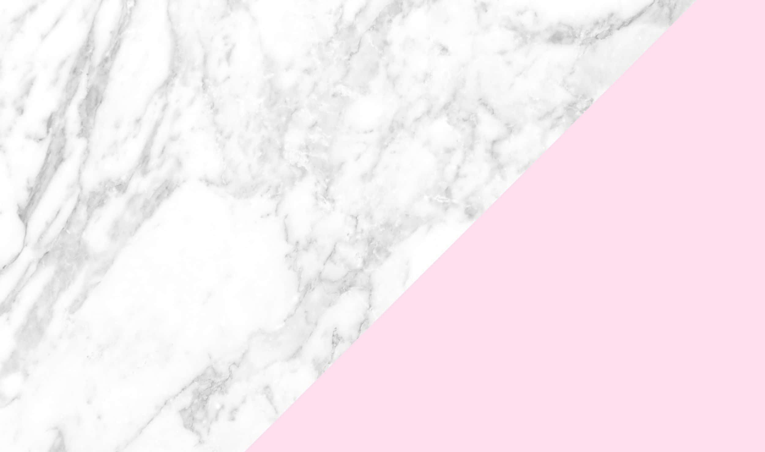 Marble Pink 桌布 壁紙 — 白色大理石帶灰色紋理，被一個柔和的粉紅色幾何形狀區塊對角分割。