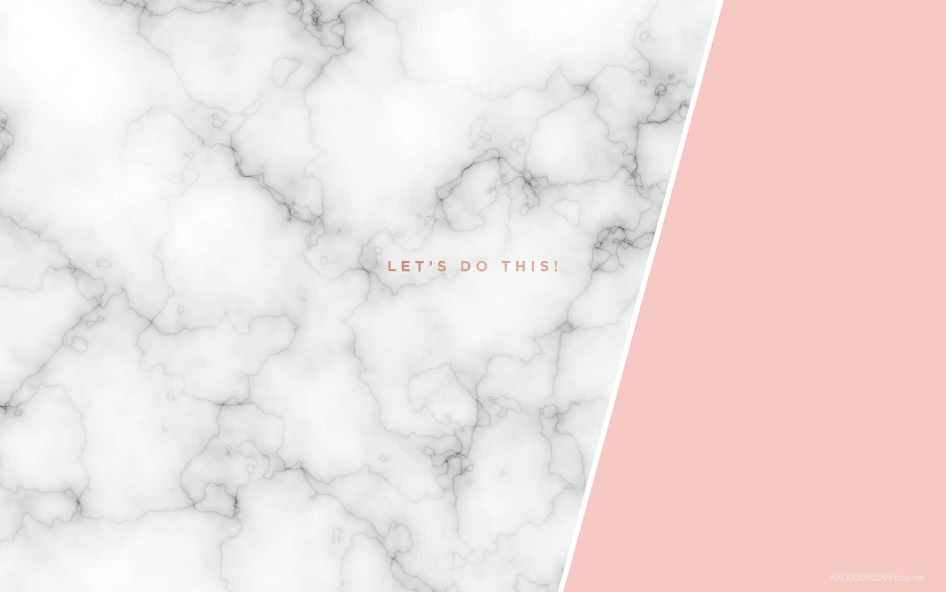 White Marble 桌布 壁紙 — 白色大理石帶灰色紋理，被柔軟的粉紅色背景和玫瑰金色文字對角線分割。