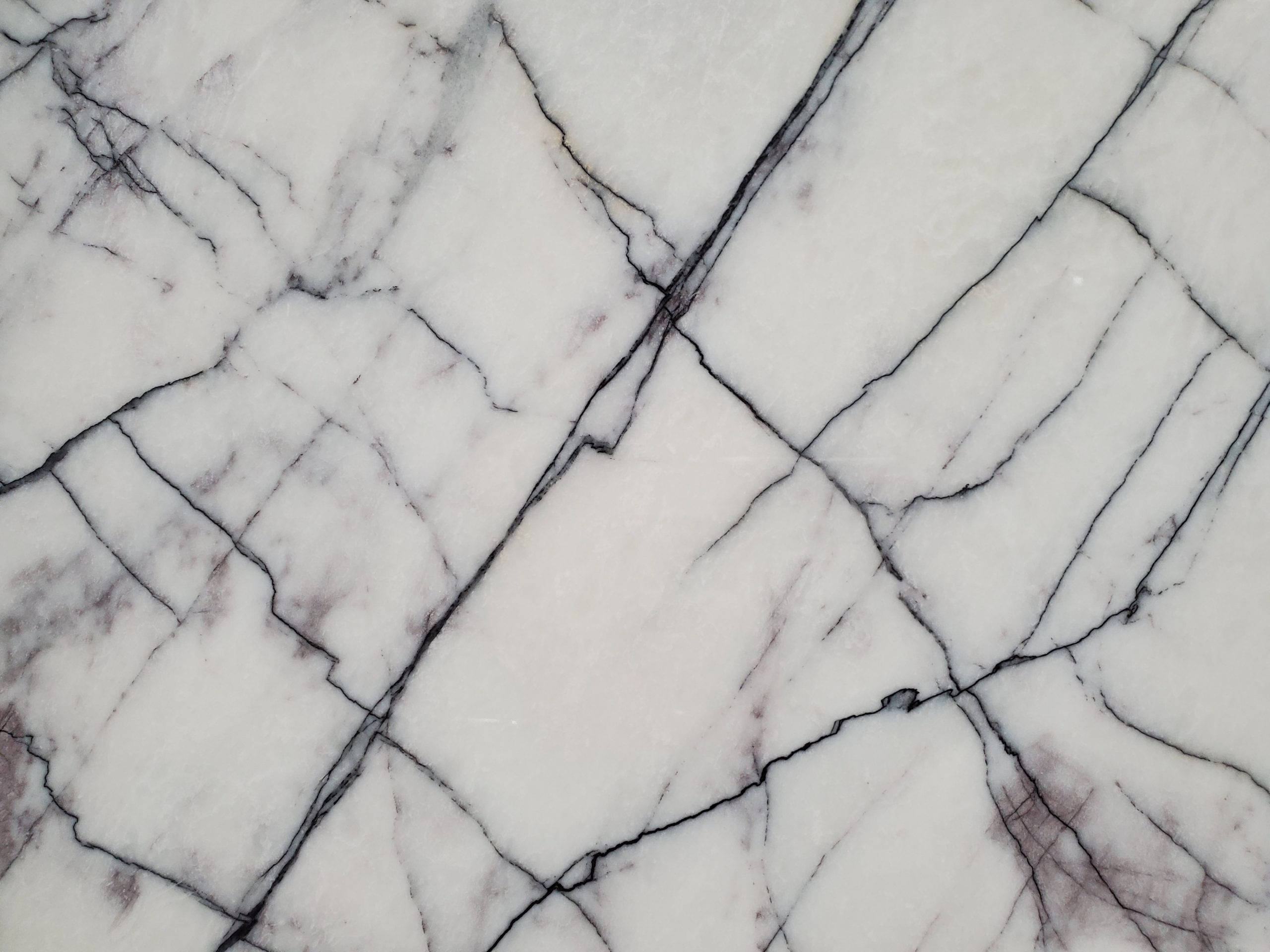 Marble 桌布 壁紙 — 白色大理石的特寫，表面有醒目的黑色和灰色紋理形成幾何圖案。