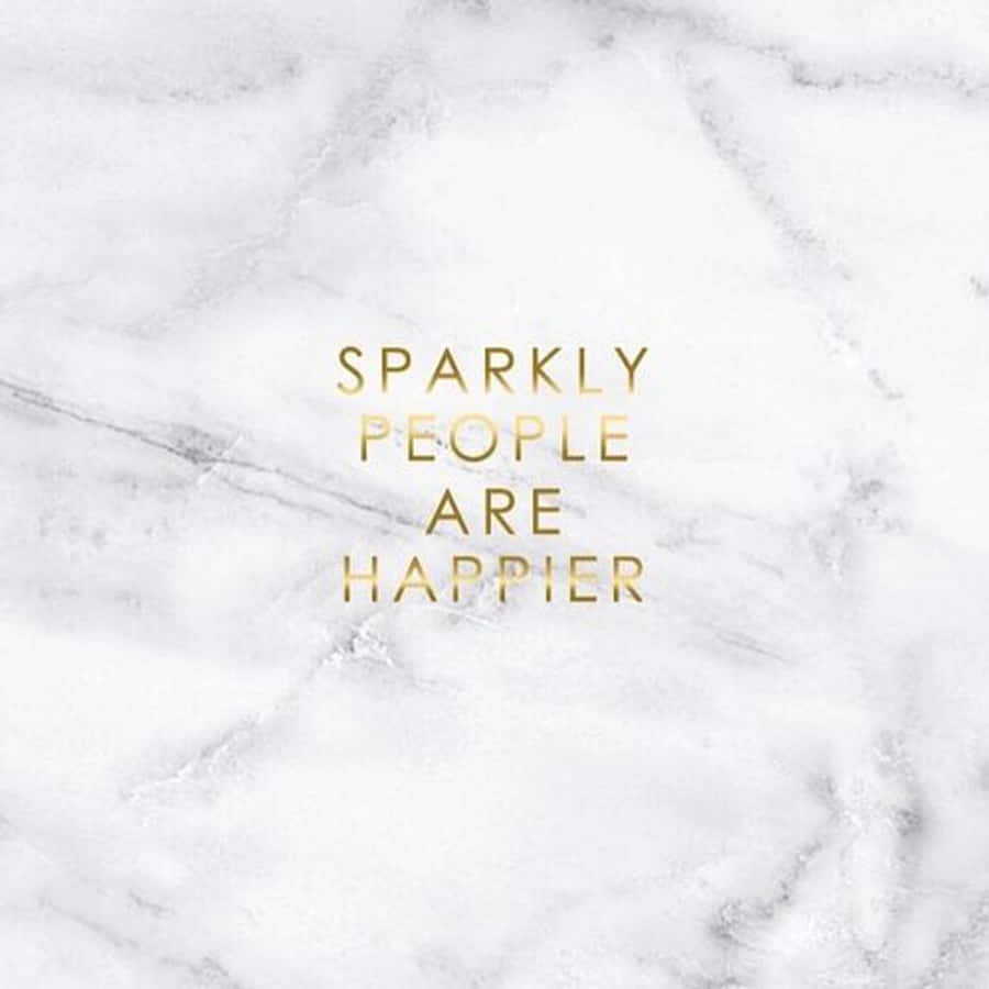 Marble Quotes 桌布 壁紙 — 白色大理石背景，優雅金色文字寫著閃亮的人更快樂。