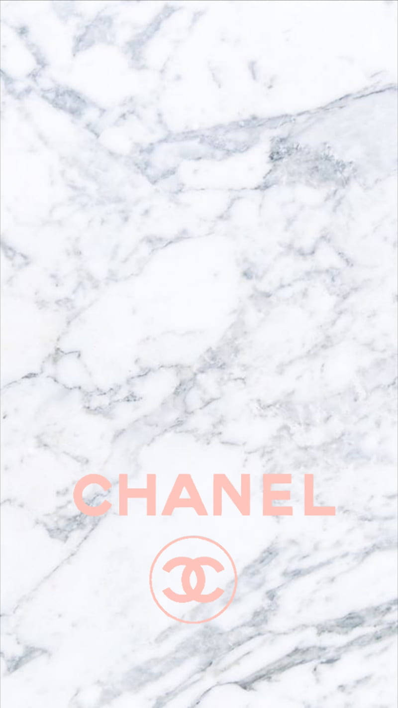 Pink Chanel Logo 桌布 壁紙 — 白色大理石背景，帶有柔和灰色紋理，中央有粉紅色 Chanel 標誌。