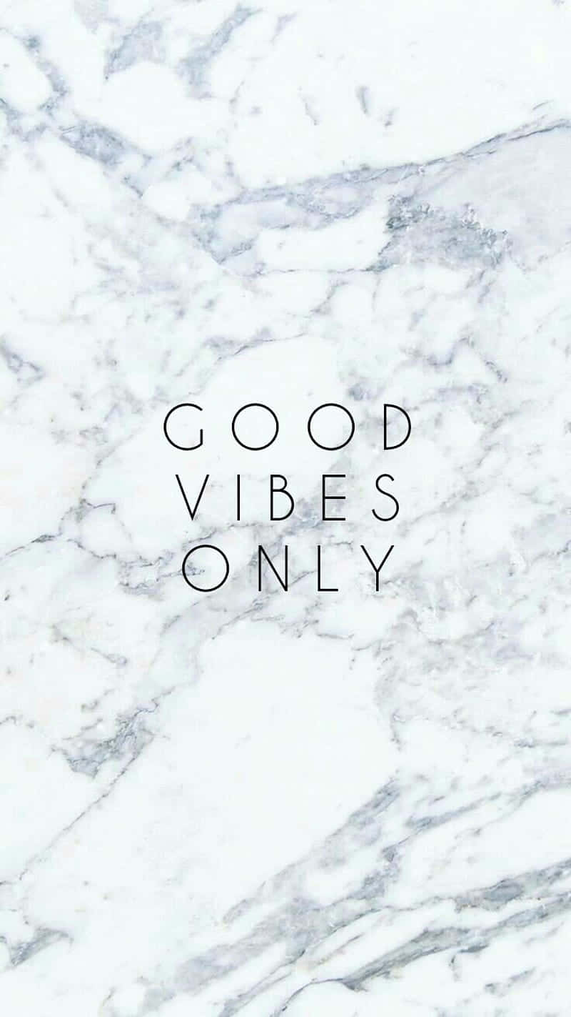 Marble Quotes 桌布 壁紙 — 白色大理石背景，帶有灰色紋理，粗體黑色文字寫著 good vibes only。