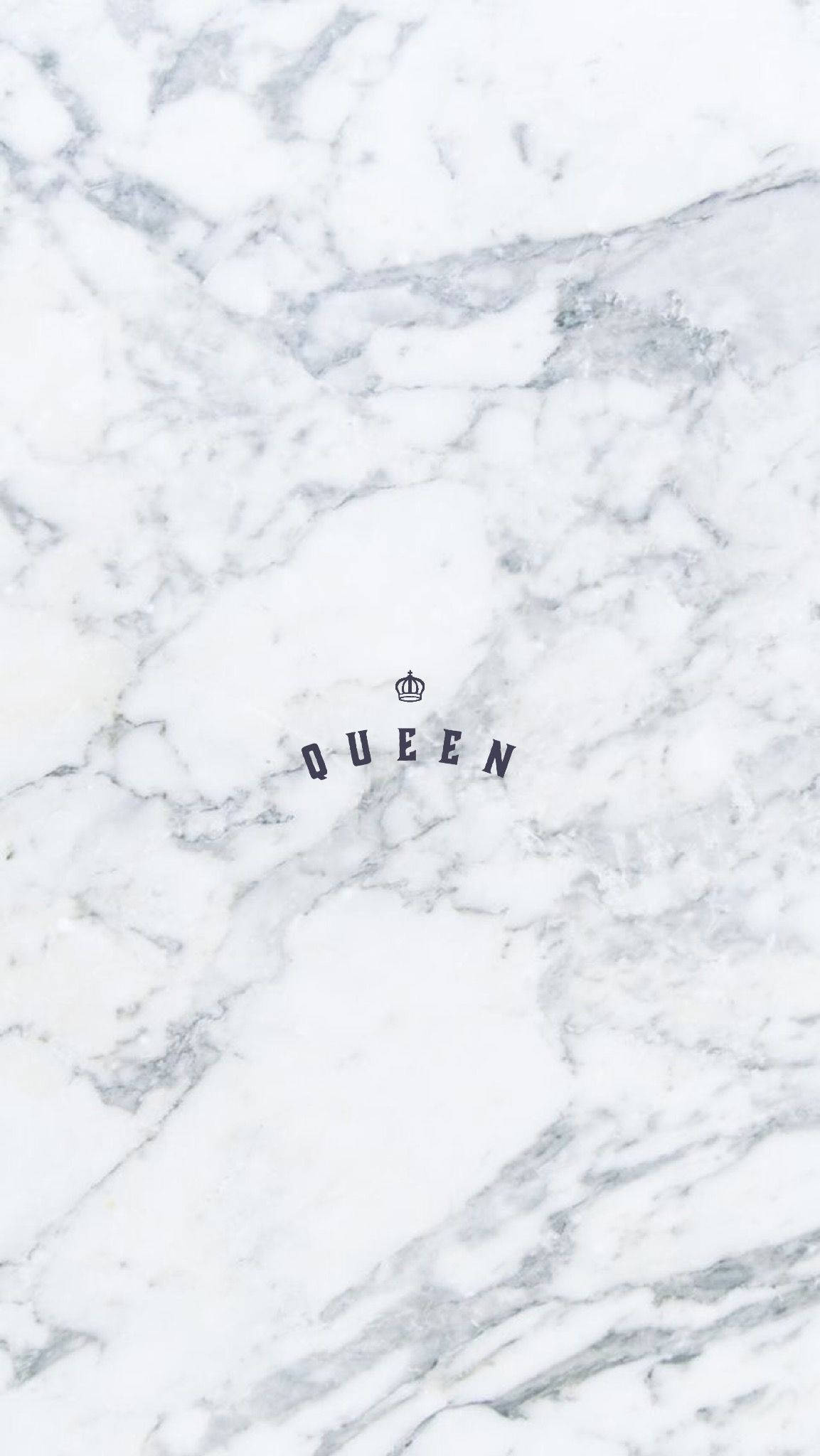 大理石 桌布 壁紙 — 白色大理石背景，帶灰色紋理，中間有深灰色的queen字和皇冠。