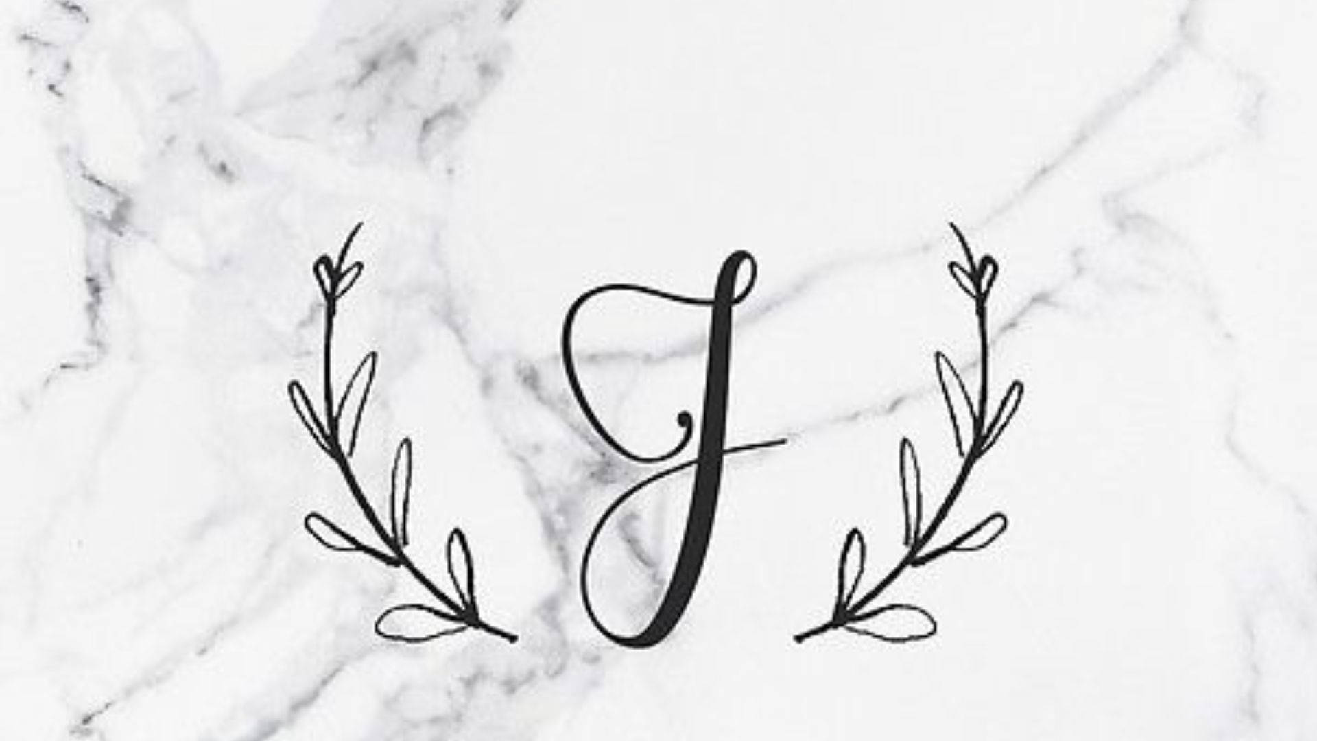 J 桌布 壁紙 — 白色大理石背景上，優雅黑色手寫字母J兩側襯以極簡樹葉枝條。