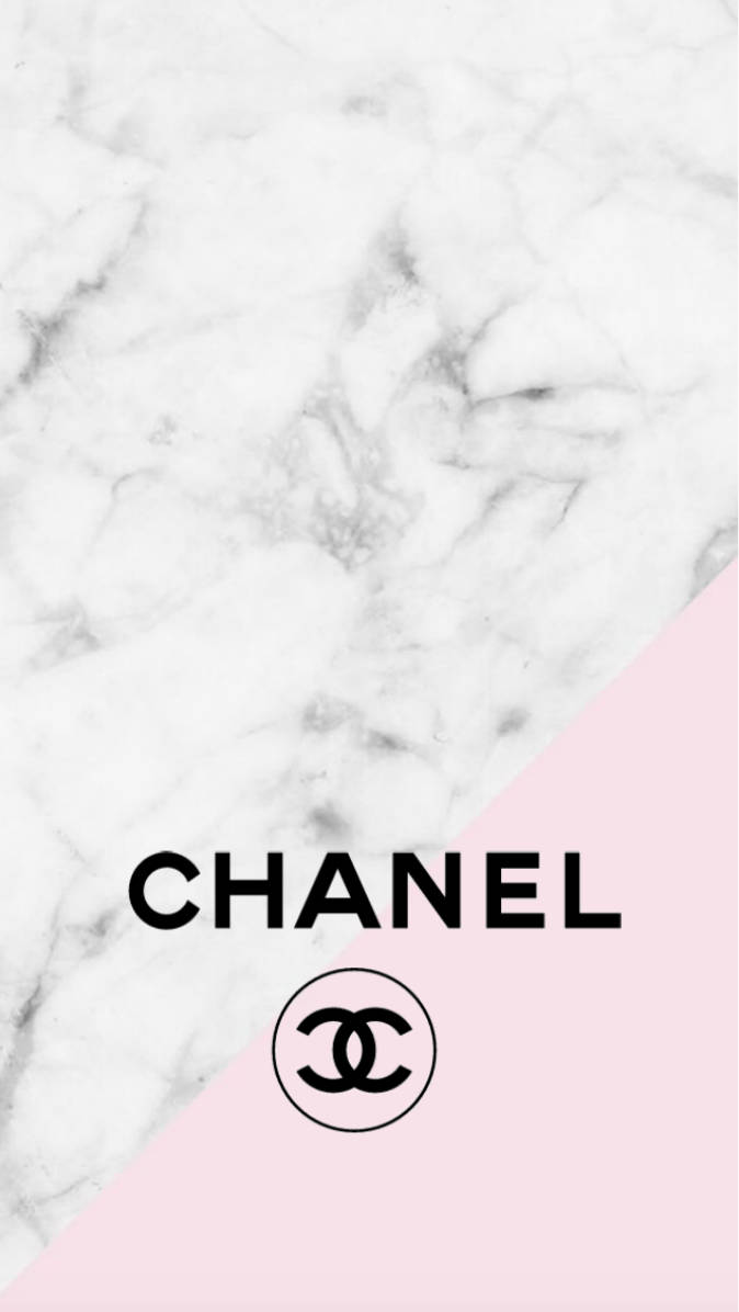 Chanel 桌布 壁紙 — 白色大理石背景被粉紅色對角線分割，帶有粗體黑色Chanel標誌和交織的CC徽章。