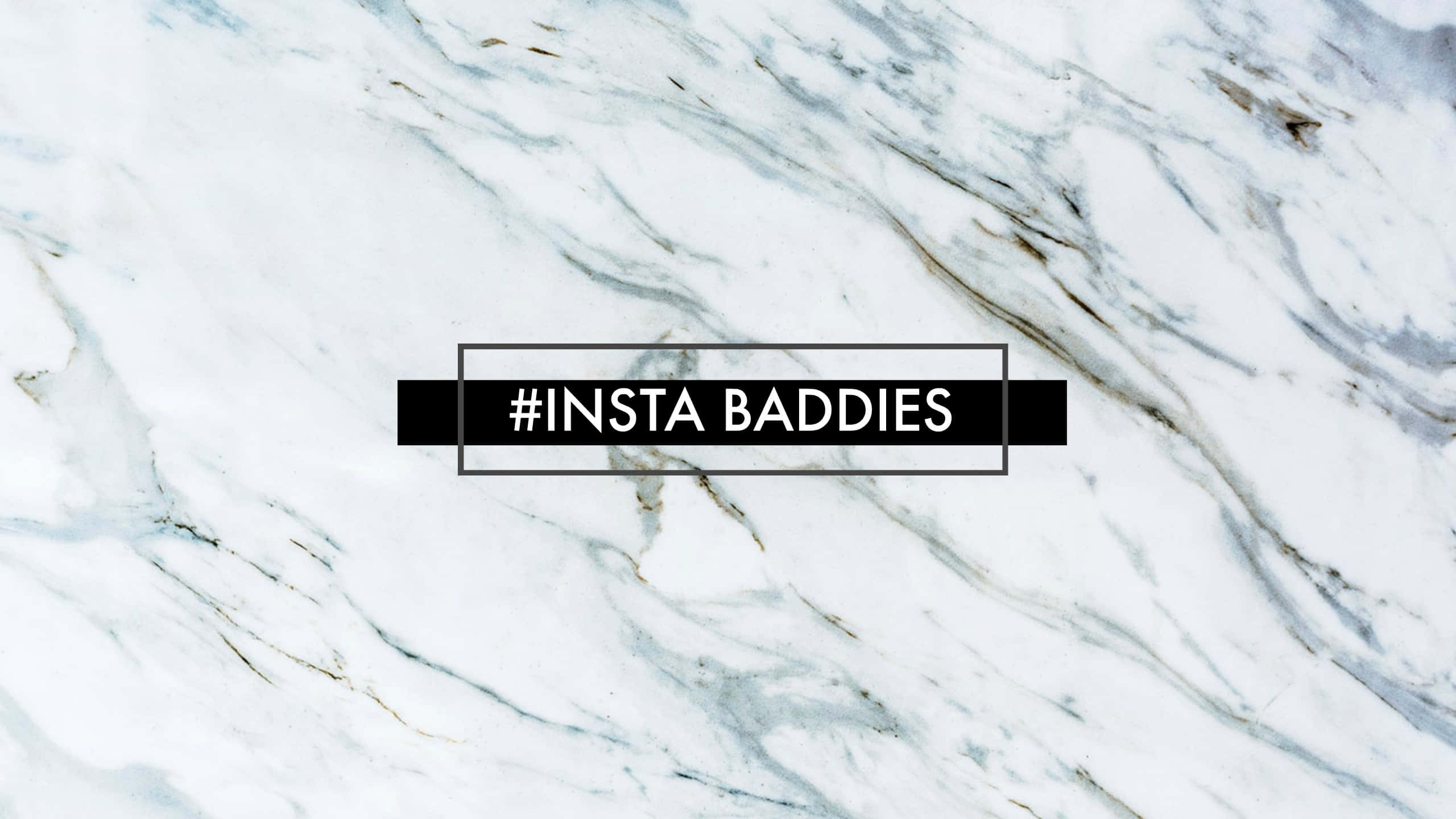 Insta Baddie 桌布 壁紙 — 白色大理石表面帶有灰色紋理，中央有粗體黑色文字 hashtag insta baddies。