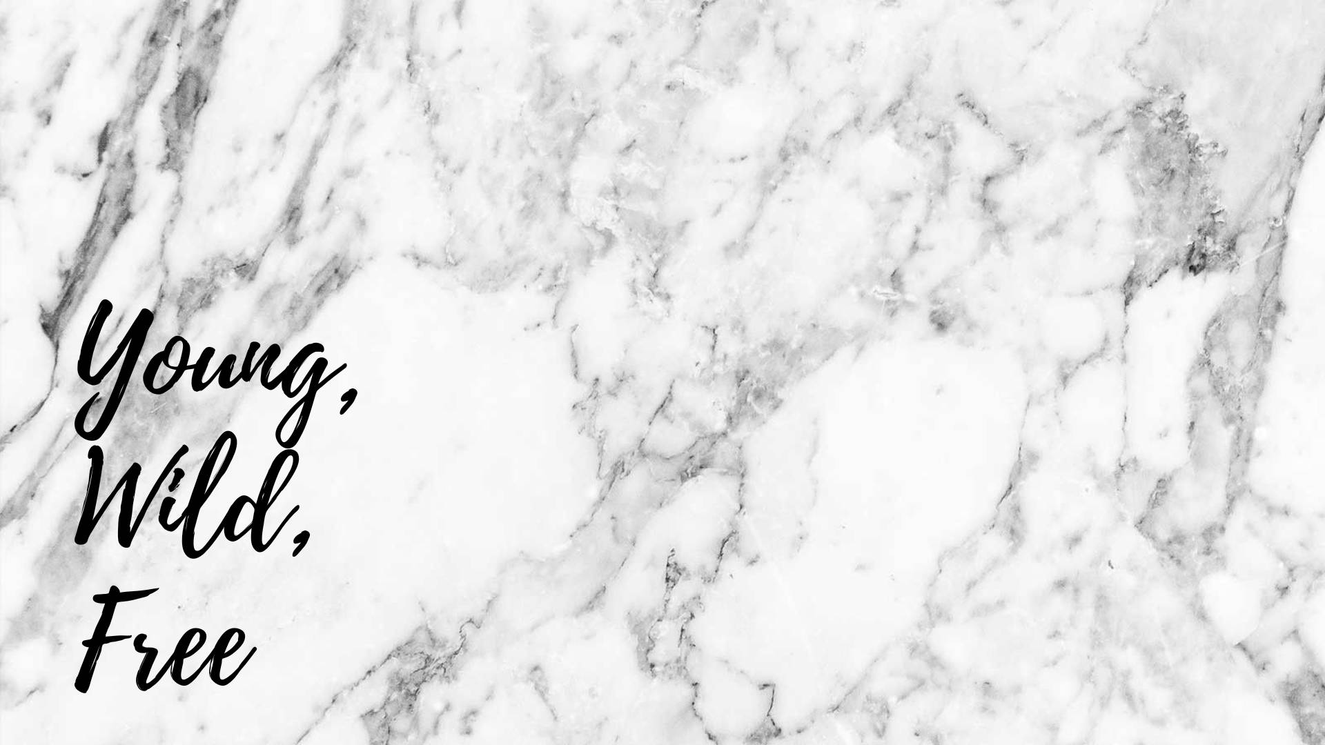 White Marble 桌布 壁紙 — 白色大理石表面帶有灰色紋理，黑色草書文字寫著 Young Wild Free。