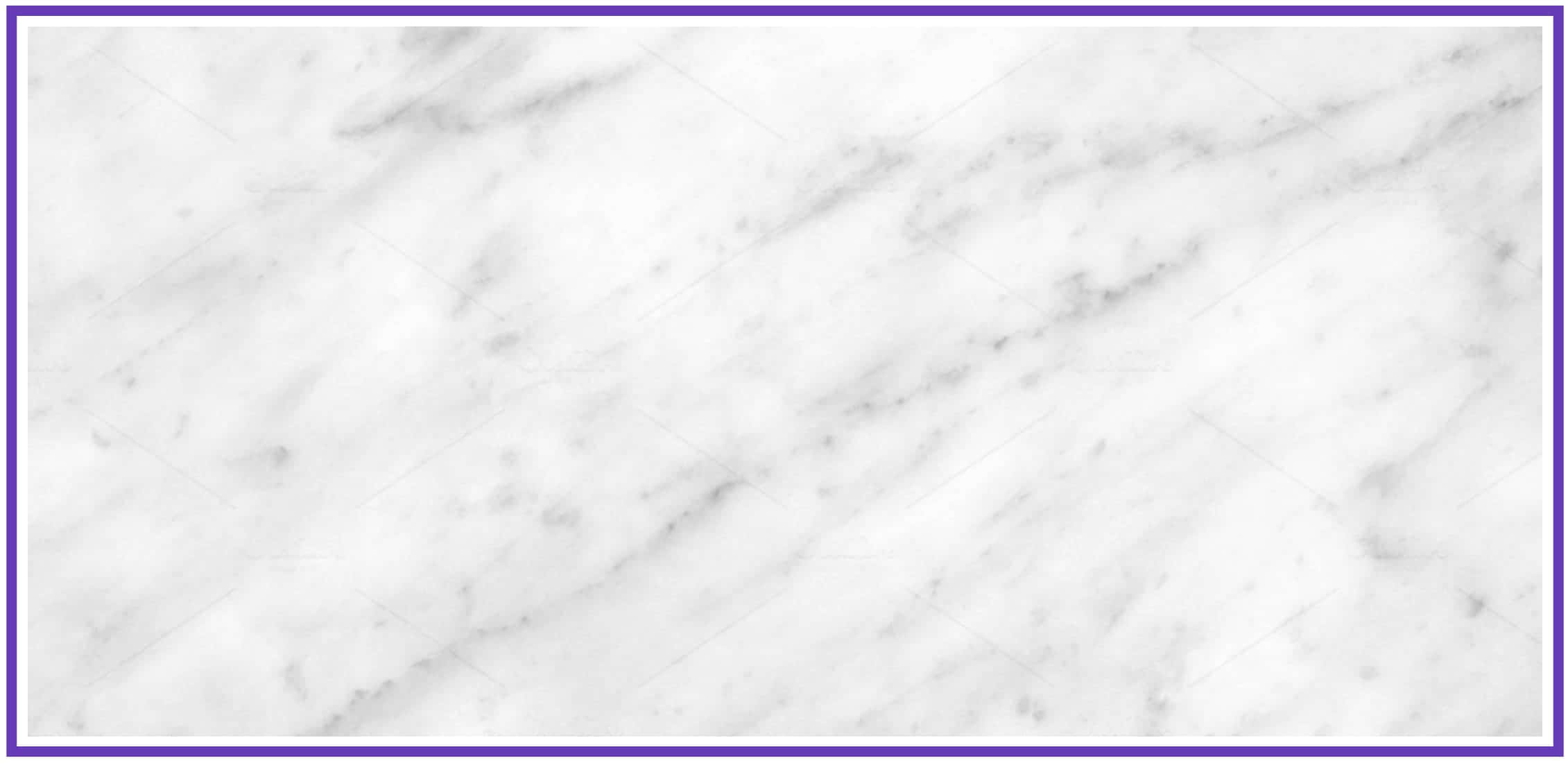 Best Marble 桌布 壁紙 — 白色大理石表面的特寫，帶有優雅的灰色紋理和微妙的紫色邊框。