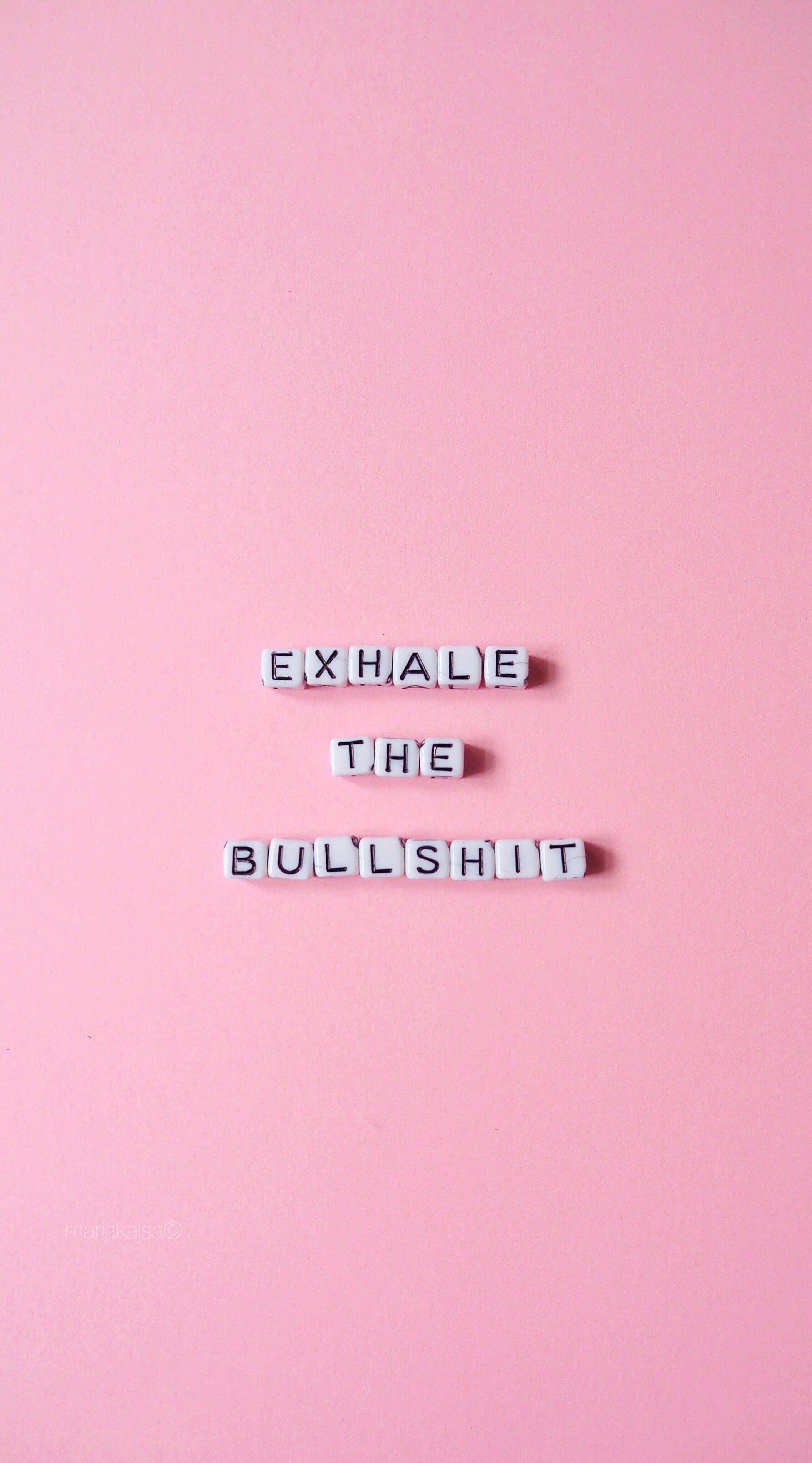 桌布 壁紙 — 白色字母瓷磚在柔和粉紅色背景上拼出 exhale the bullshit。