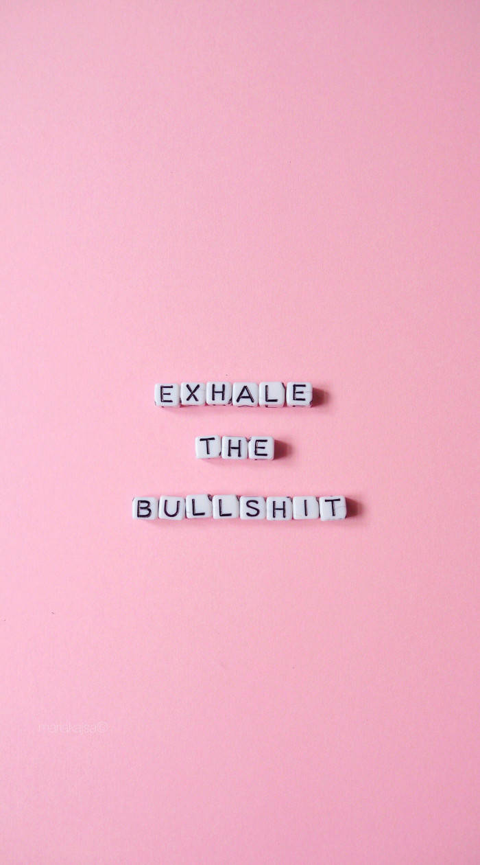 iPhone 桌布 壁紙 — 白色字母瓷磚在純色粉彩粉紅背景中央拼出「EXHALE THE BULLSHIT」。