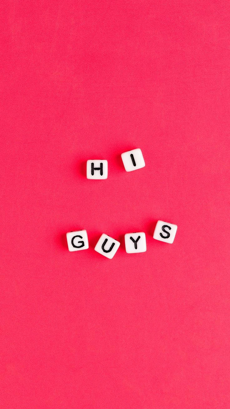 Greetings 桌布 壁紙 — 白色字母瓷磚拼出「HI GUYS」，排列在充滿活力的粉紅色紋理背景上。