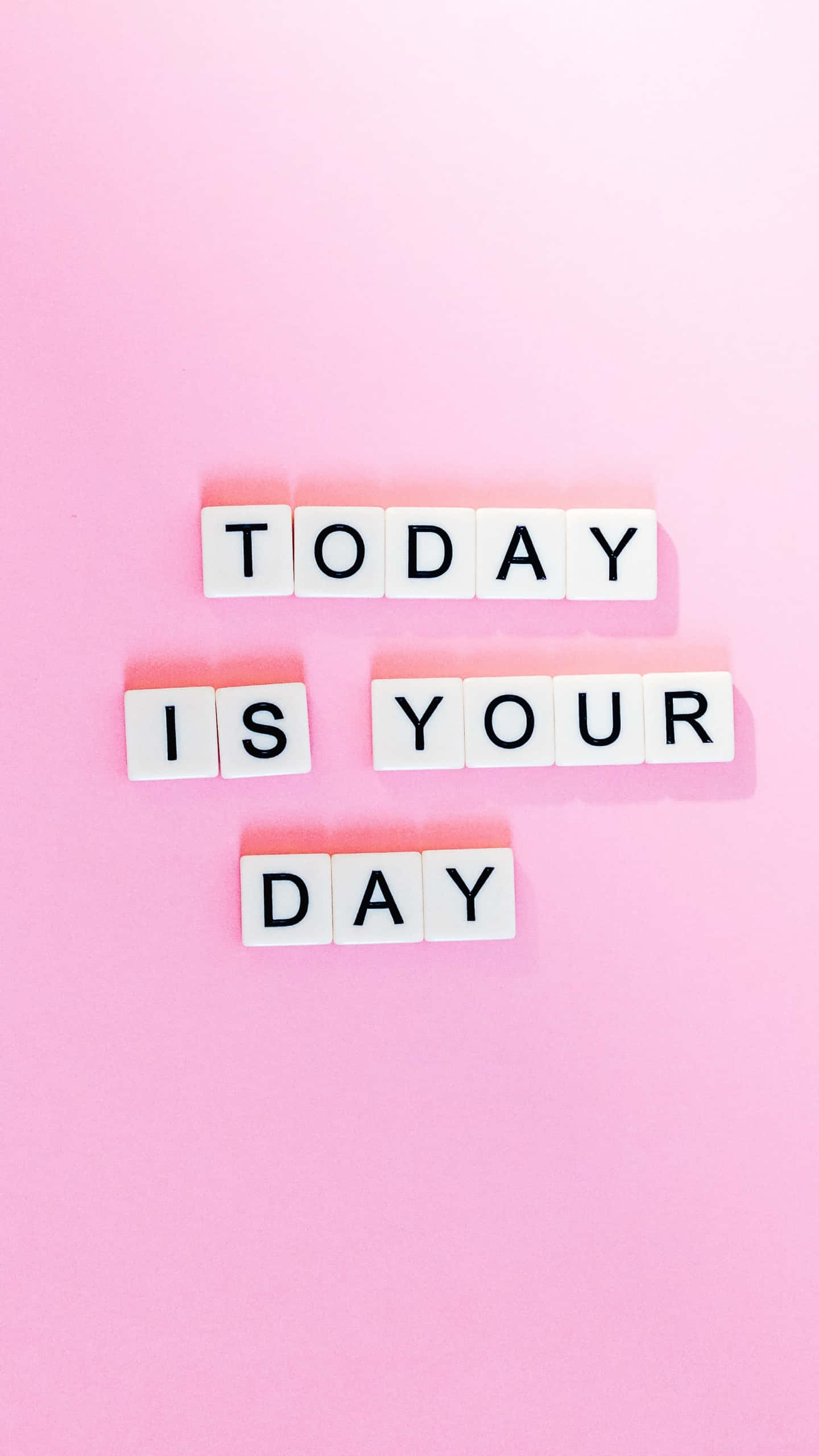 Pink Quote 桌布 壁紙 — 白色字母瓷磚拼出「TODAY IS YOUR DAY」，排列在柔和的粉紅色背景上。