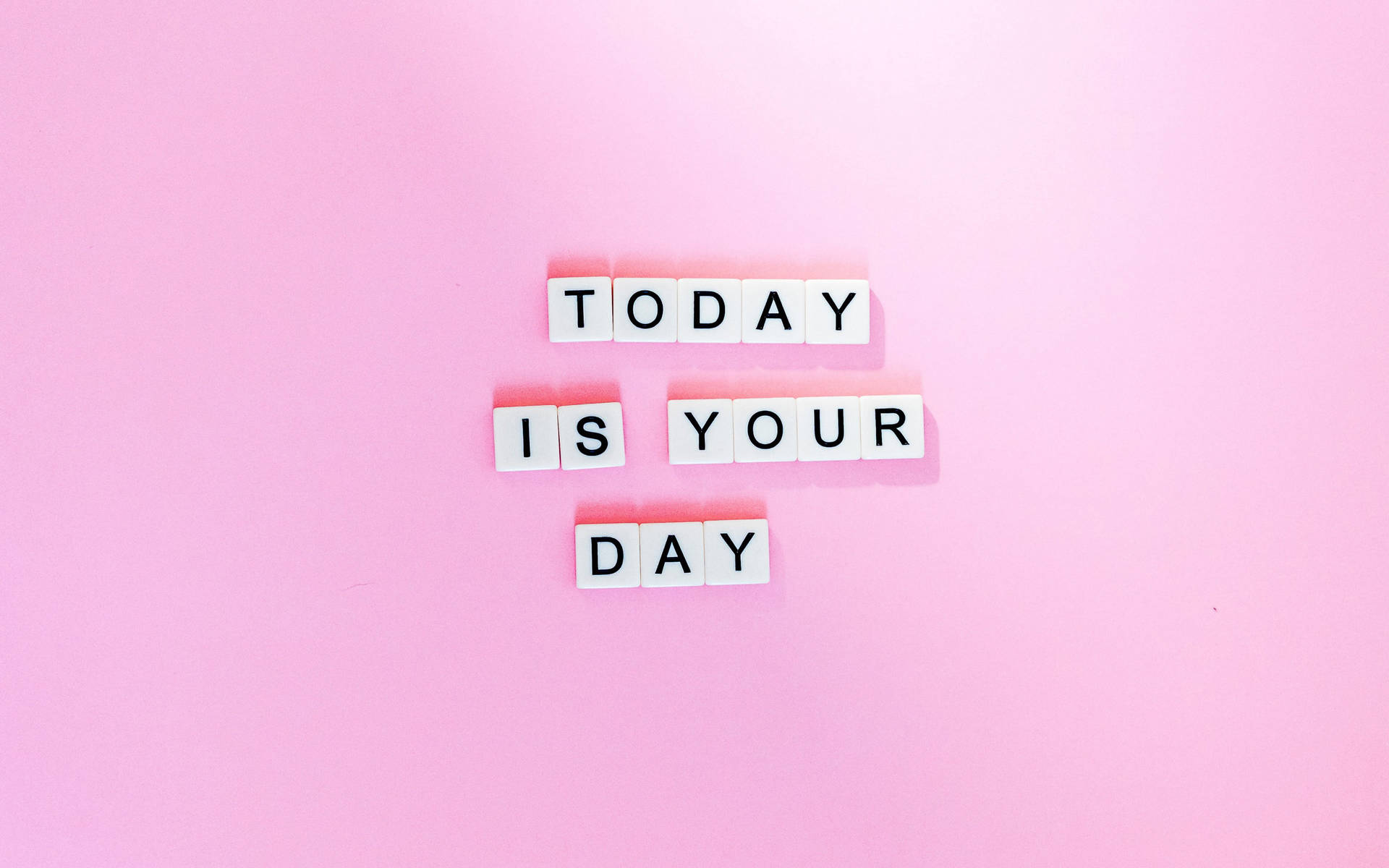 在粉紅色背景上用白色字母磚拼出的勵志短語 today is your day。