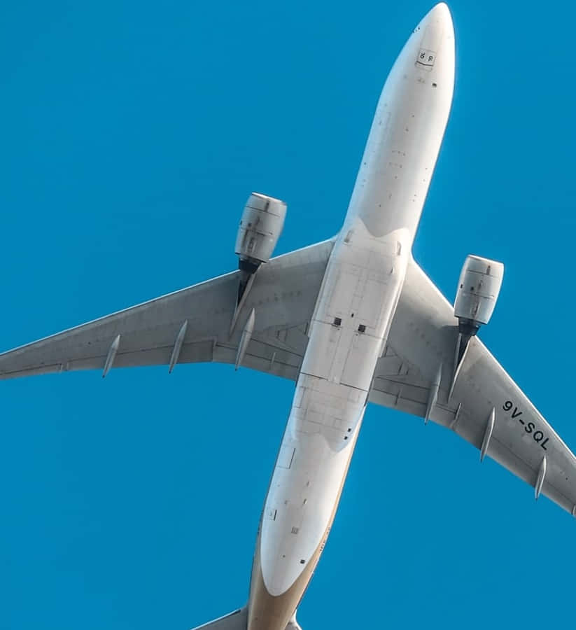Android Microsoft Flight Simulator 桌布 壁紙 — 白色客機在晴朗藍天中翱翔的鳥瞰圖。