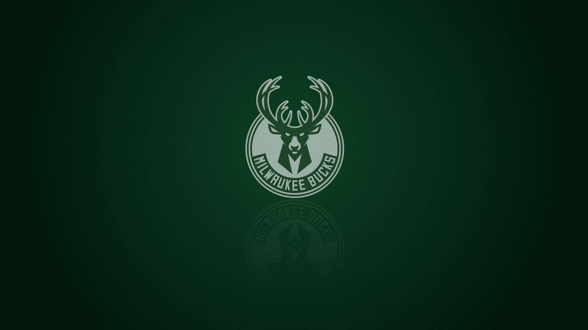 Bucks 桌布 壁紙 — 白色密爾瓦基公鹿標誌在深綠色背景上，下方有微妙倒影。