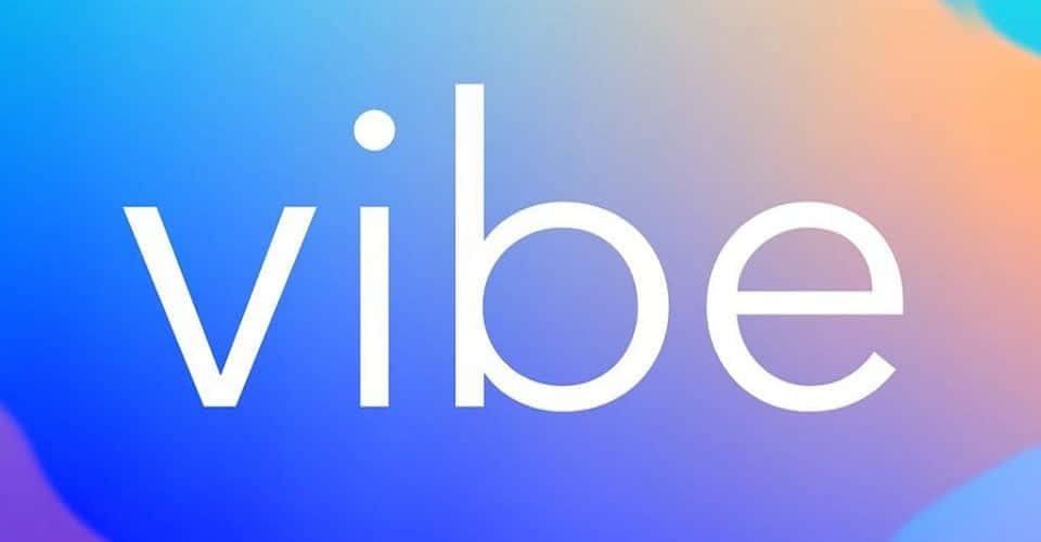 氛圍 桌布 壁紙 — 白色小寫字母 'vibe' 一詞居中於混合藍色、紫色和橙色色調的漸變背景上。