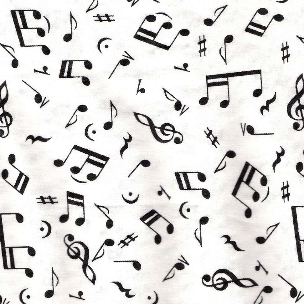 Music Notes 桌布 壁紙 — 白色布料上散佈著黑色音符及符號，如高音譜號和升記號。