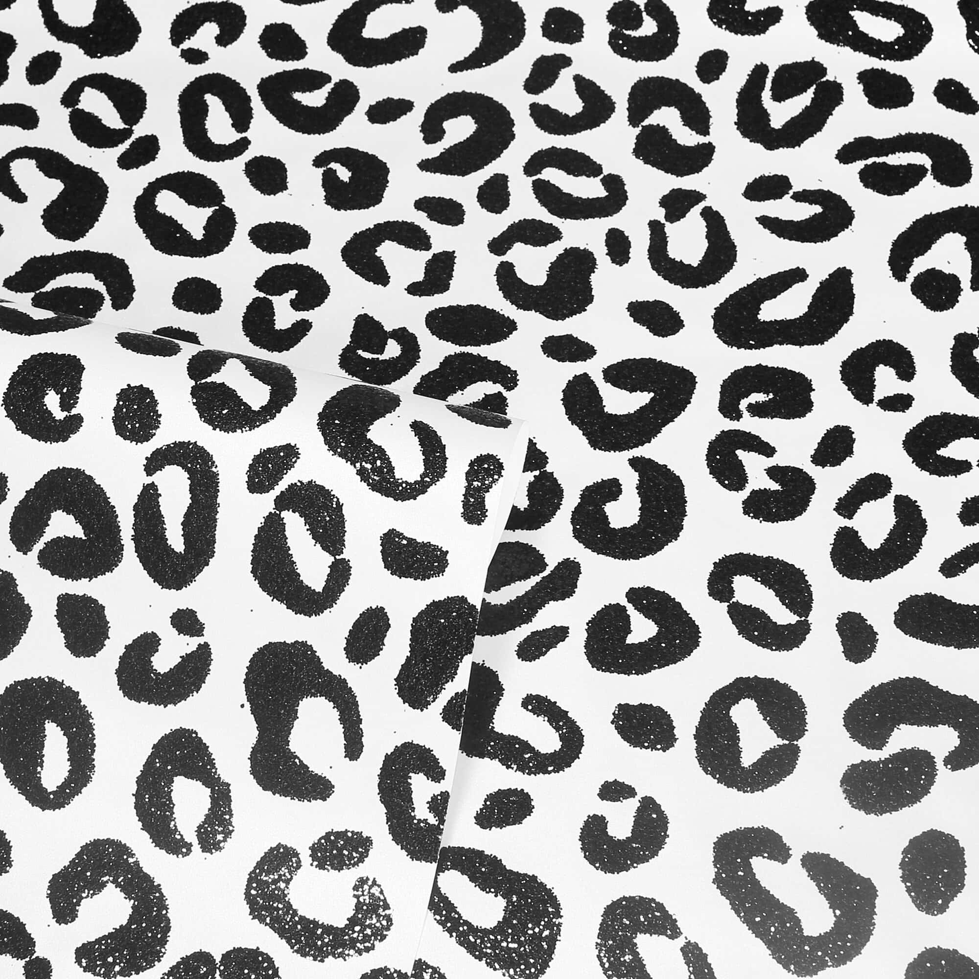 Black And White Animal Print 桌布 壁紙 — 白色布料上的黑色閃粉豹紋圖案，柔軟的摺痕展現質感與深度。