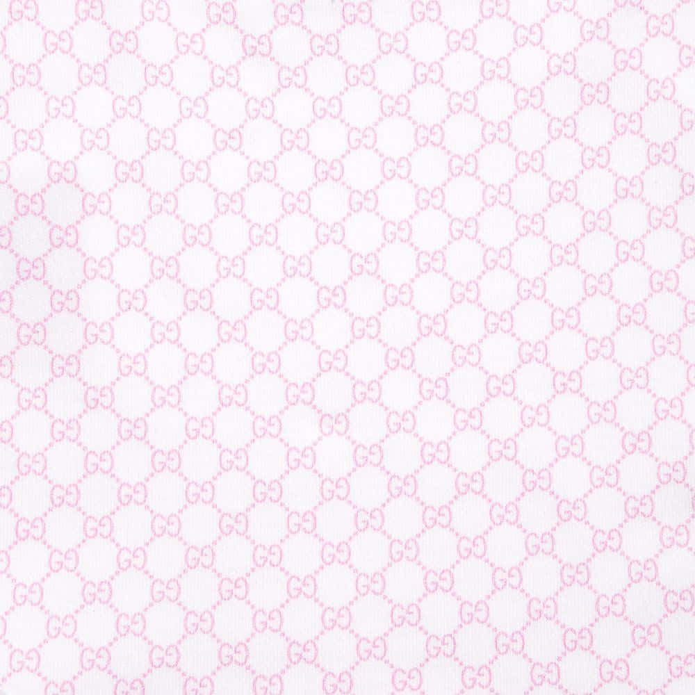 graphic design 桌布 壁紙 — 白色布料上重複的粉紅色GG字母組合圖案，營造出奢華優雅的紋理背景。
