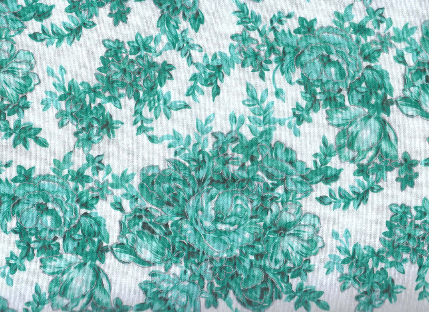 Teal Blue 桌布 壁紙 — 白色布料近距離特寫，飾有重複的濃郁青綠色玫瑰和葉子圖案。