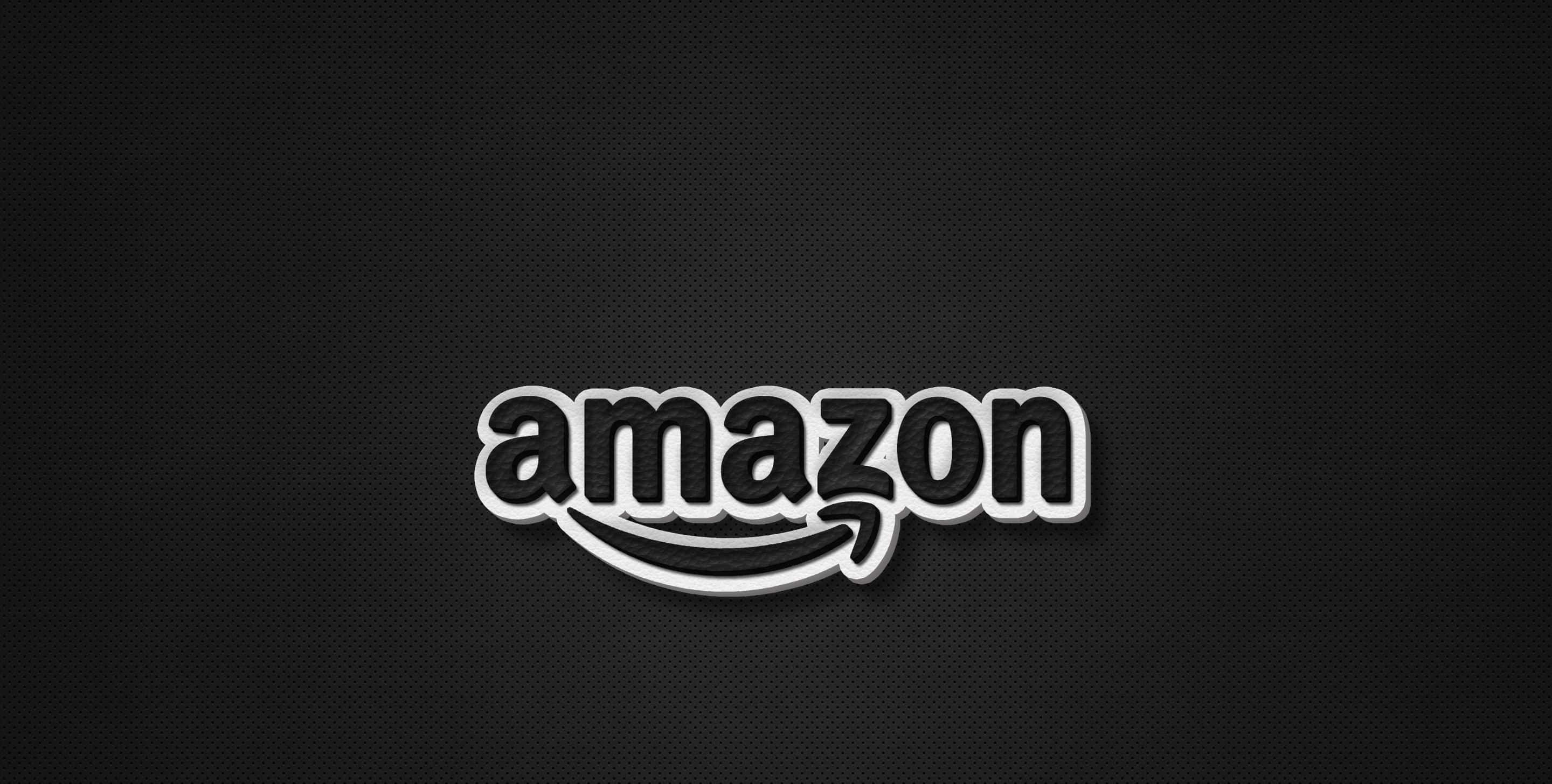 亞馬遜 桌布 壁紙 — 白色帶銀色輪廓的Amazon標誌，居中於有紋理的黑色背景上。