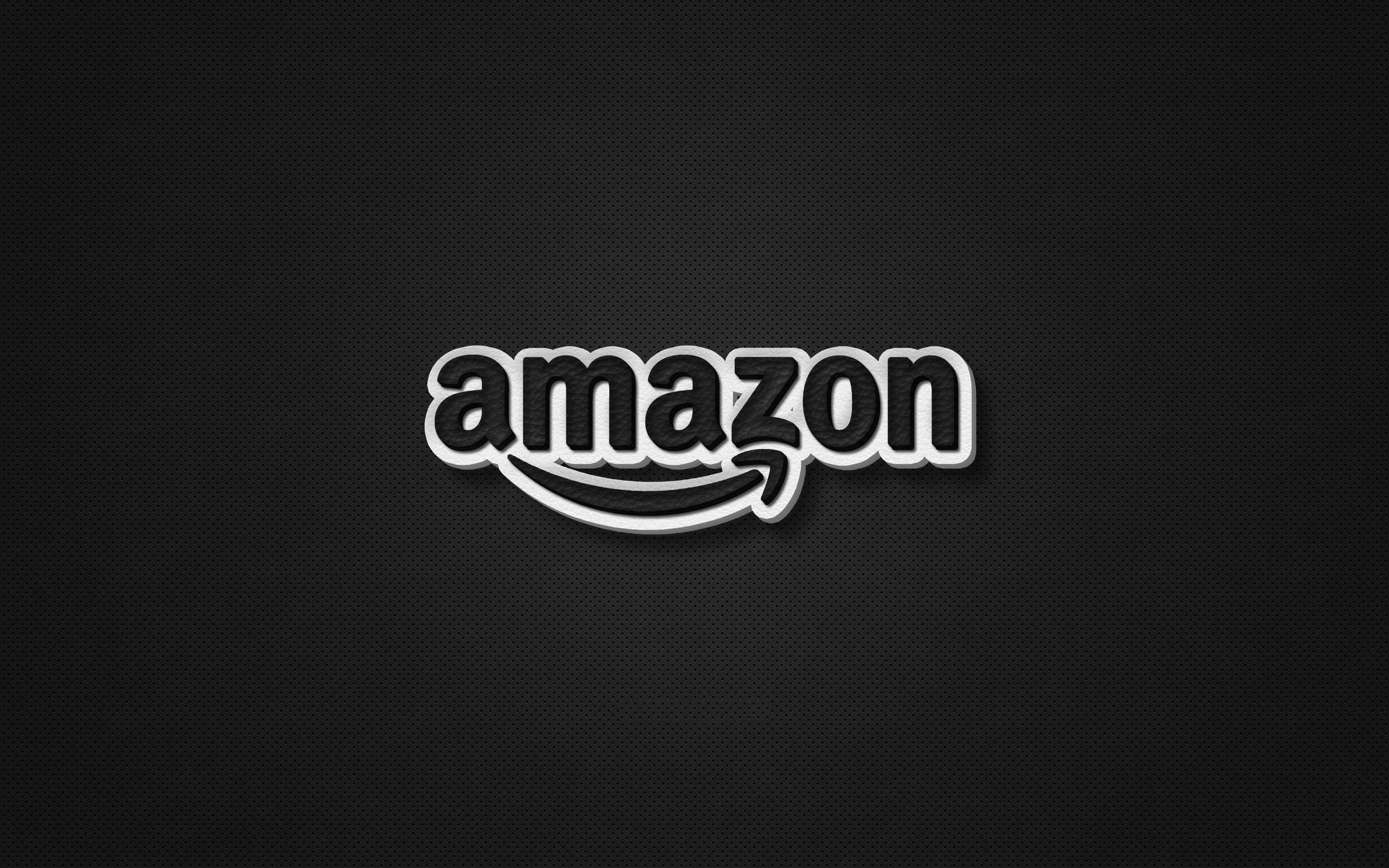 亞馬遜 桌布 壁紙 — 白色帶銀色輪廓的Amazon標誌，居中於黑色穿孔金屬紋理背景上。