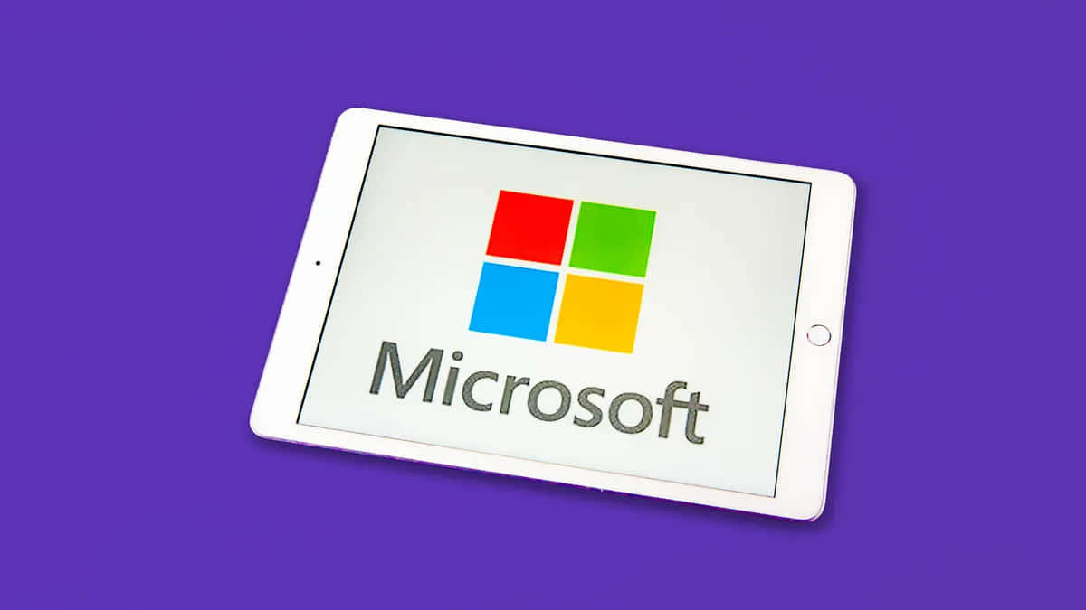 白色平板電腦在紫色背景上顯示Microsoft標誌 — Microsoft 壁紙