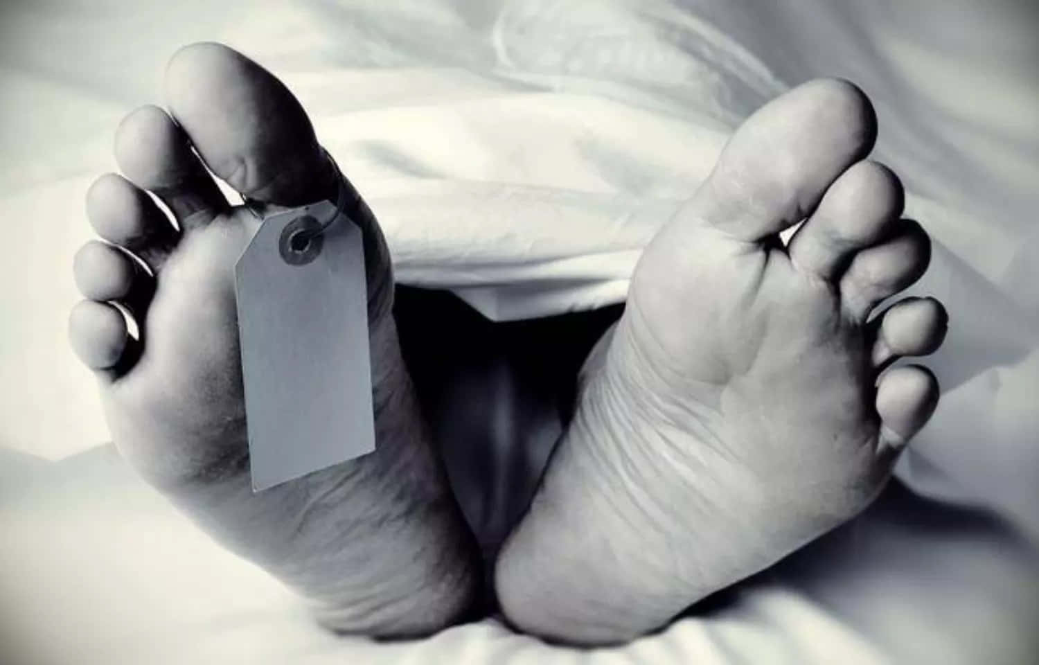 死亡 桌布 壁紙 — 白色床單下赤腳的特寫，大腳趾上掛著空白識別標籤。
