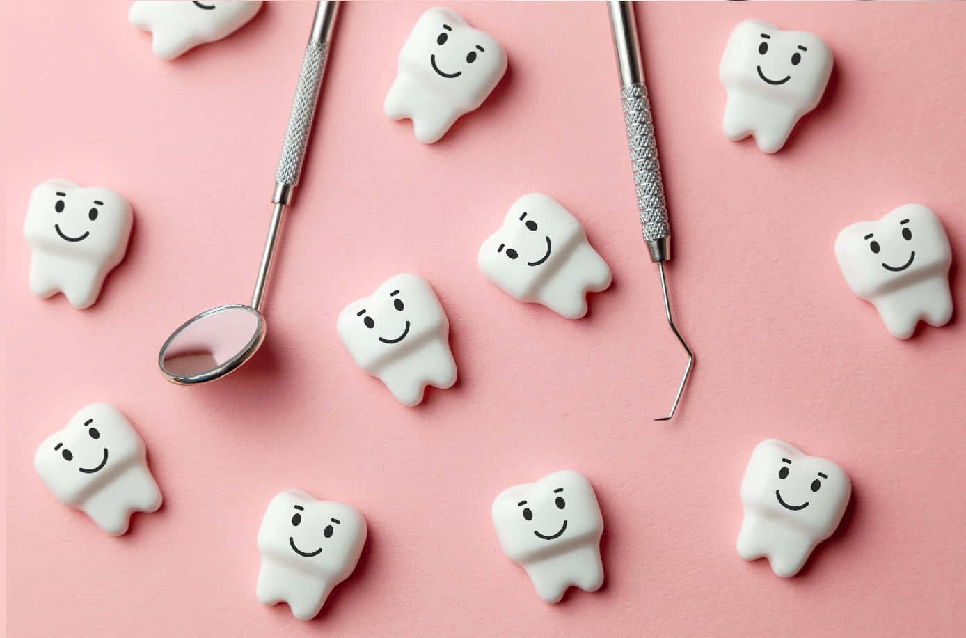 Tooth 桌布 壁紙 — 白色微笑牙齒公仔和牙科工具排列在柔軟的粉紅色背景上。
