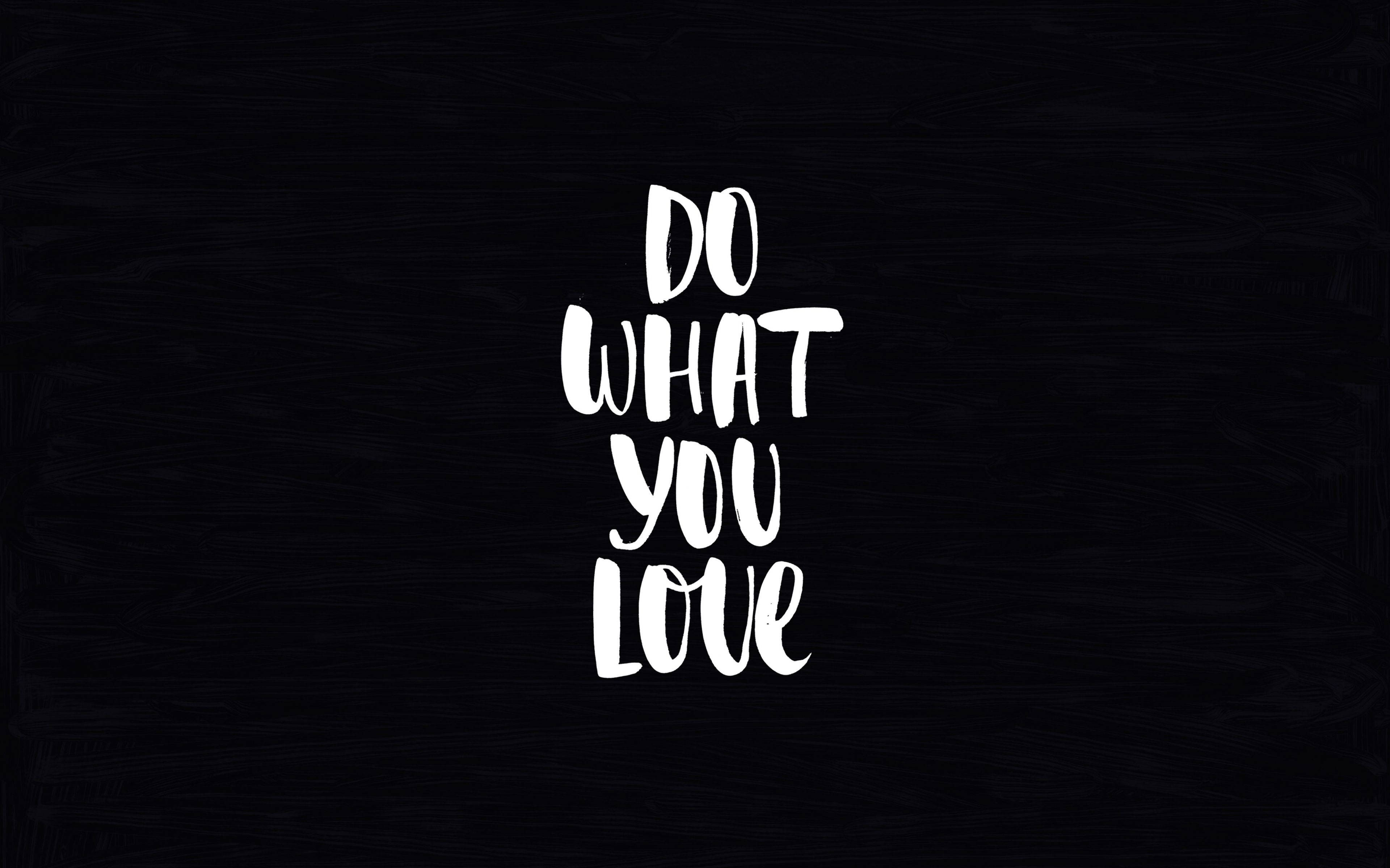 桌布 壁紙 — 白色手寫文字「DO WHAT YOU LOVE」居中顯示在帶紋理的黑色背景上。