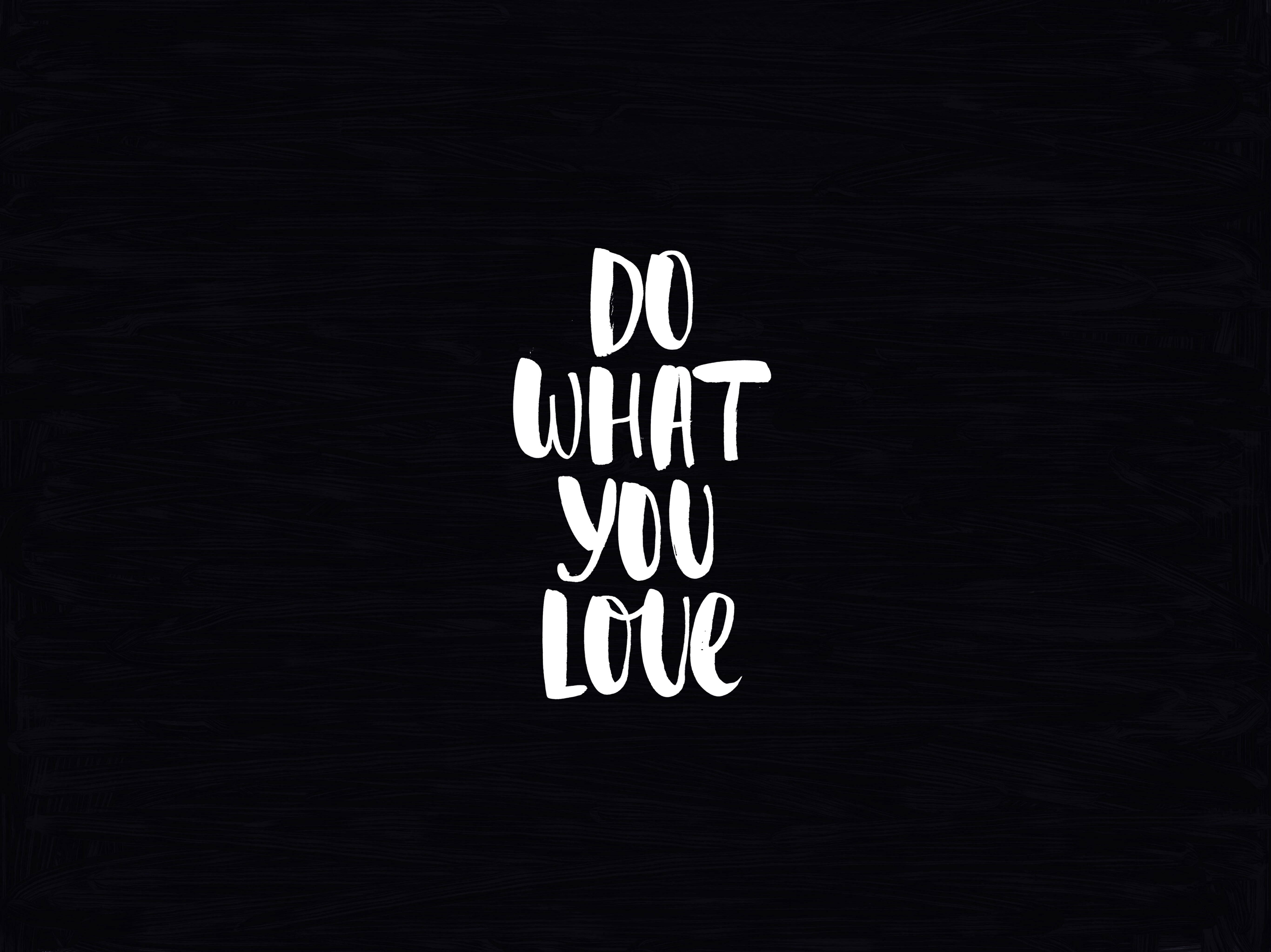 黑色 桌布 壁紙 — 白色手寫文字「DO WHAT YOU LOVE」居中顯示在帶有紋理的黑色背景上。