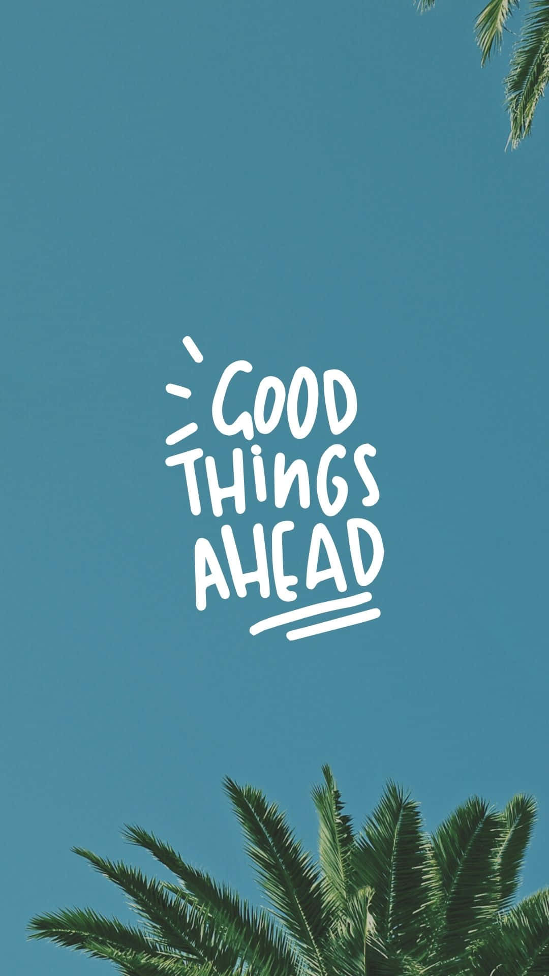Positive Quotes 桌布 壁紙 — 白色手寫文字「GOOD THINGS AHEAD」漂浮在晴朗的藍天中，四周環繞著茂密的綠色棕櫚葉。
