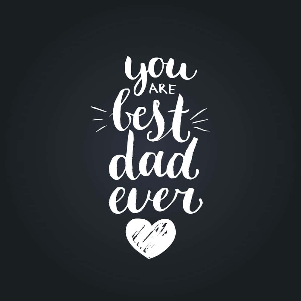 Father 桌布 壁紙 — 白色手寫文字在深灰色背景上寫著「你是最好的爸爸」，下面有一個愛心。