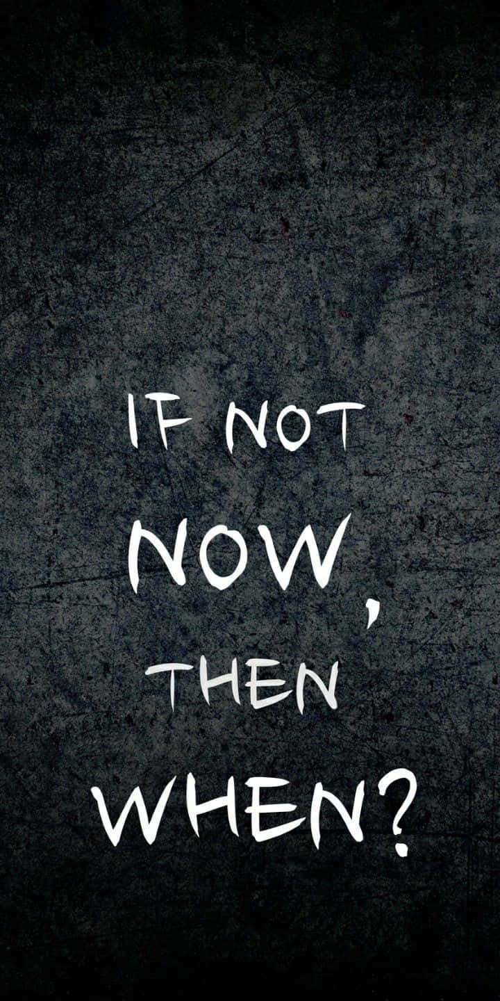 Inspirational Phone 桌布 壁紙 — 白色手寫文字在深色紋理混凝土牆背景上寫著「if not now then when」。