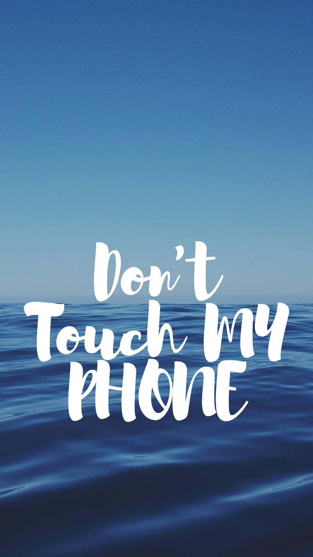 my 桌布 壁紙 — 白色手寫文字寫著「Don't Touch My PHONE」，漂浮在晴朗天空下的平靜藍色海洋上。