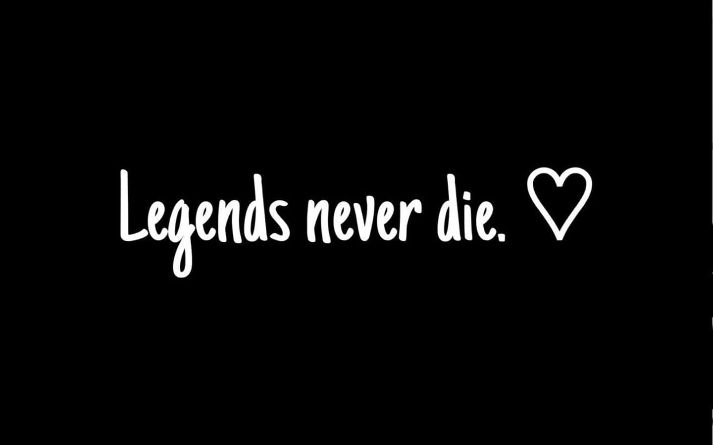 Legends Never Die 桌布 壁紙 — 白色手寫文字寫著「Legends never die」，並附有心形符號，背景為純黑色。