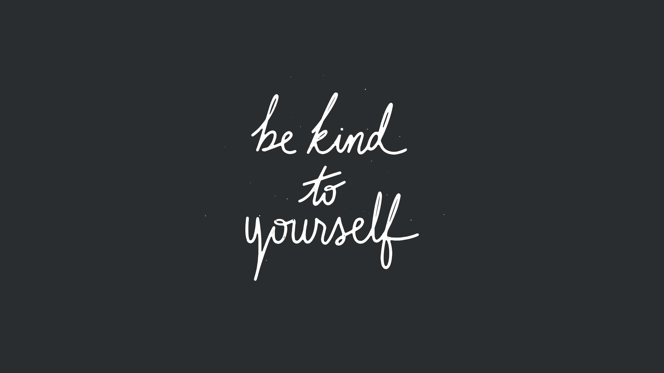 Be Kind 桌布 壁紙 — 白色手寫短語「善待自己」漂浮在帶有細微斑點的深炭色背景上。