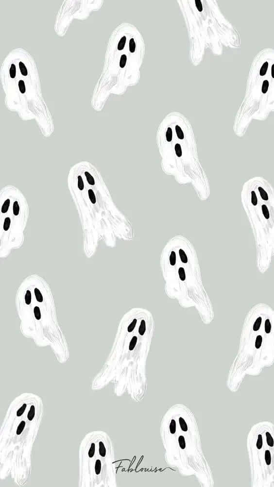 Cute Ghost 桌布 壁紙 — 白色手繪鬼魂插圖在柔和的灰色背景上以重複圖案漂浮。